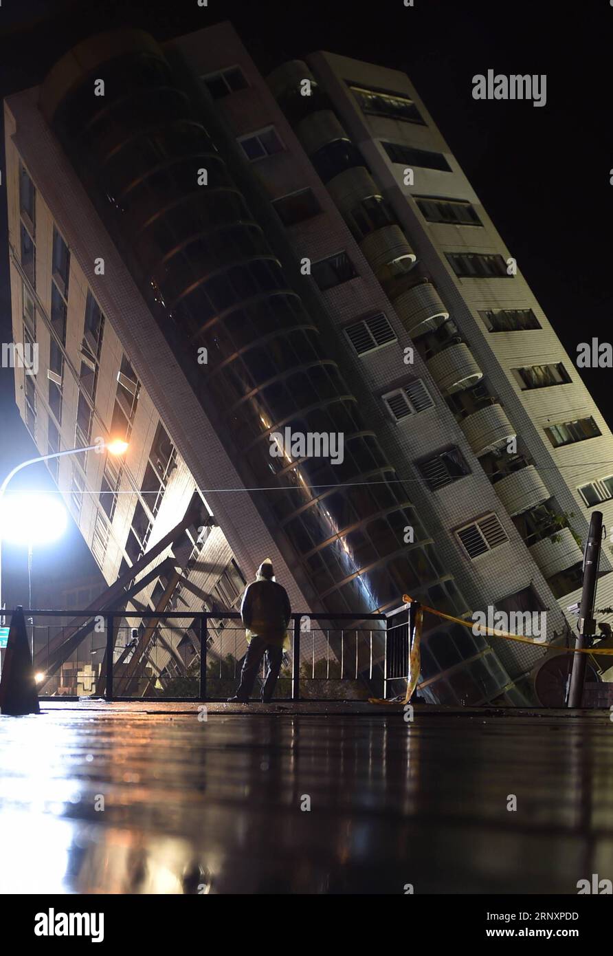 Earthquake damaged building in taiwan hi-res stock photography and ...