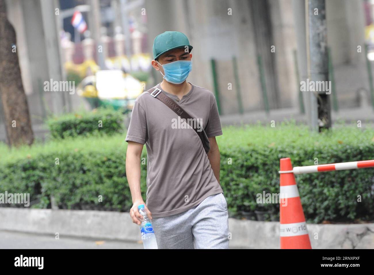 (180209) -- BANGKOK, Feb. 9, 2018 -- A man wears a face mask to protect himself from air pollutions in Bangkok, Thailand, on Feb. 9, 2018. )(zf) THAILAND-BANGKOK-AIR POLLUTION RachenxSageamsak PUBLICATIONxNOTxINxCHN Stock Photo