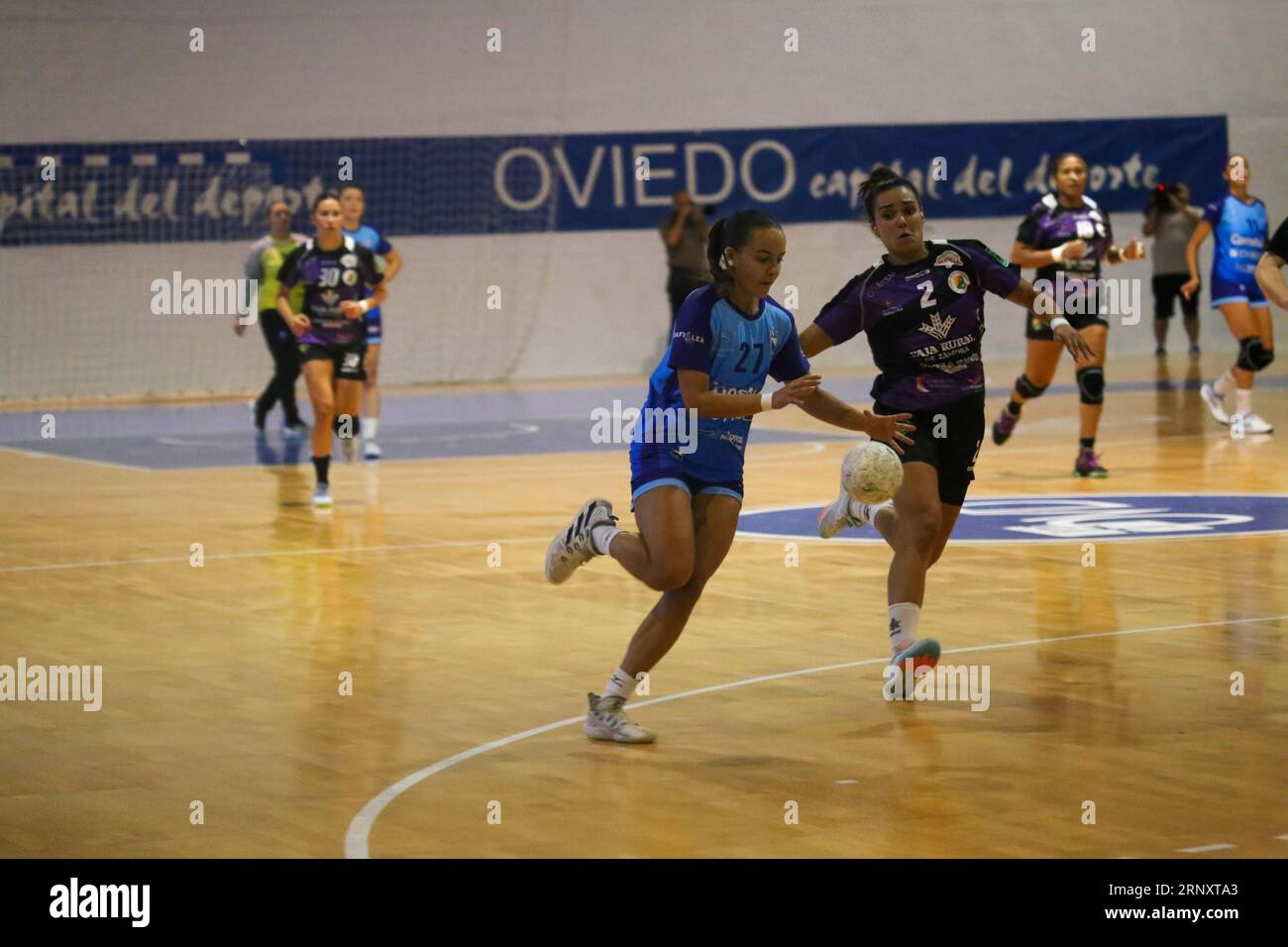 Oviedo, Spain. 02nd Sep, 2023. The player of Lobas Global Atac Oviedo, Jimena Merino (27, L) tries to shoot on goal against Elba Alvarez (2, R) during the first day of the Liga Guerreras Iberdrola between Lobas Global Atac Oviedo and the Caja Rural Aula Valladolid, on September 2, 2023, at the Florida Arena Municipal Sports Center, in Oviedo, Spain. (Photo by Alberto Brevers/Pacific Press) Credit: Pacific Press Media Production Corp./Alamy Live News Stock Photo