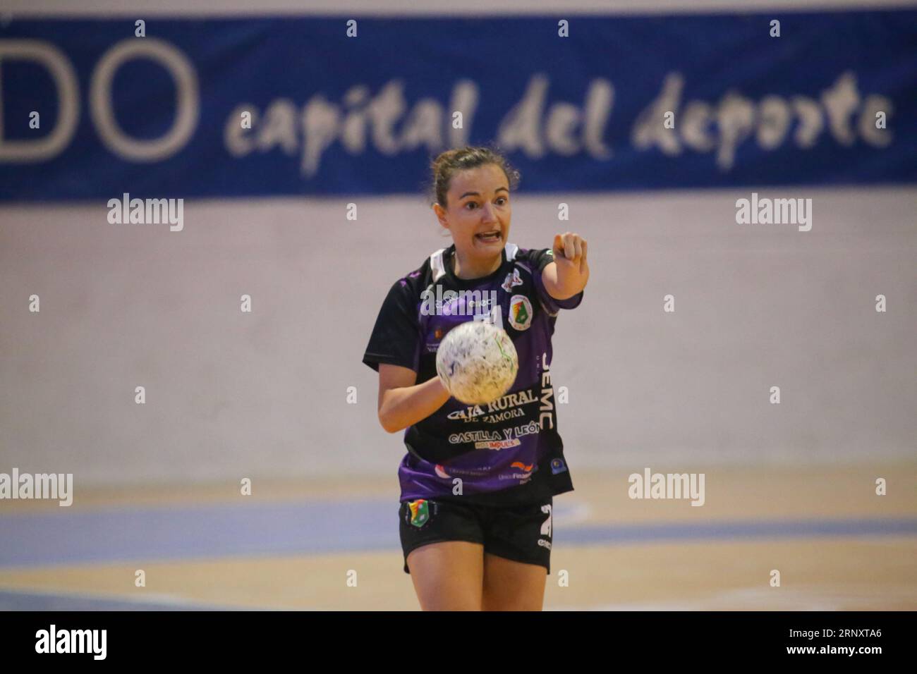Oviedo, Spain. 02nd Sep, 2023. Oviedo, Spain, September 02nd, 2023: Caja Rural Aula Valladolid player, Teresa Alvarez (21) gives instructions during the first day of the Liga Guerreras Iberdrola between Lobas Global Atac Oviedo and Caja Rural Aula Valladolid, on September 02 of 2023, at the Florida Arena Municipal Sports Center, in Oviedo, Spain. (Photo by Alberto Brevers/Pacific Press) Credit: Pacific Press Media Production Corp./Alamy Live News Stock Photo