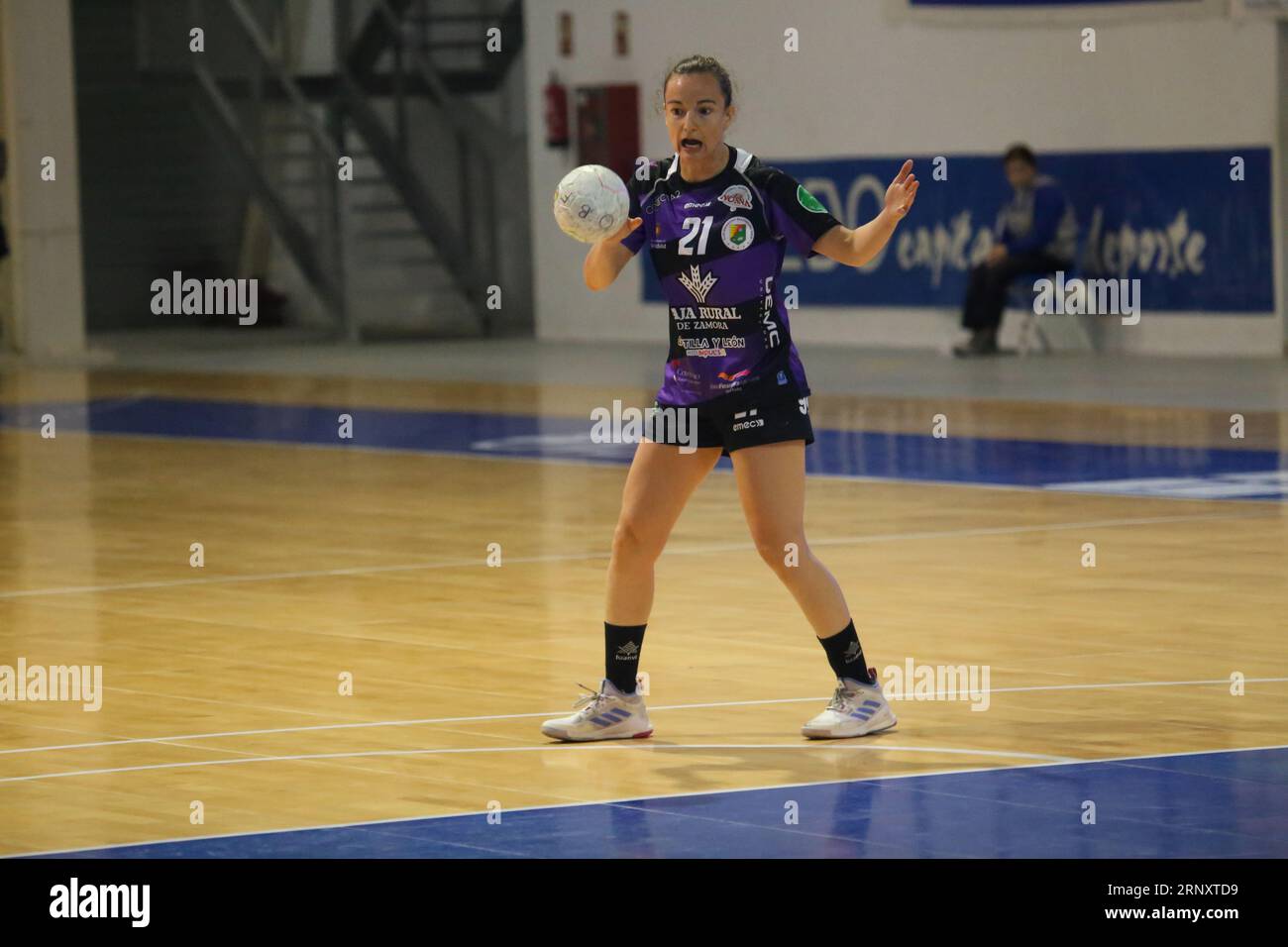 Oviedo, Spain. 02nd Sep, 2023. The player of Caja Rural Aula Valladolid, Teresa Alvarez (21) with the ball during the first day of the Liga Guerreras Iberdrola between Lobas Global Atac Oviedo and Caja Rural Aula Valladolid, on 02 September 2023, at the Florida Arena Municipal Sports Center, in Oviedo, Spain. (Photo by Alberto Brevers/Pacific Press) Credit: Pacific Press Media Production Corp./Alamy Live News Stock Photo