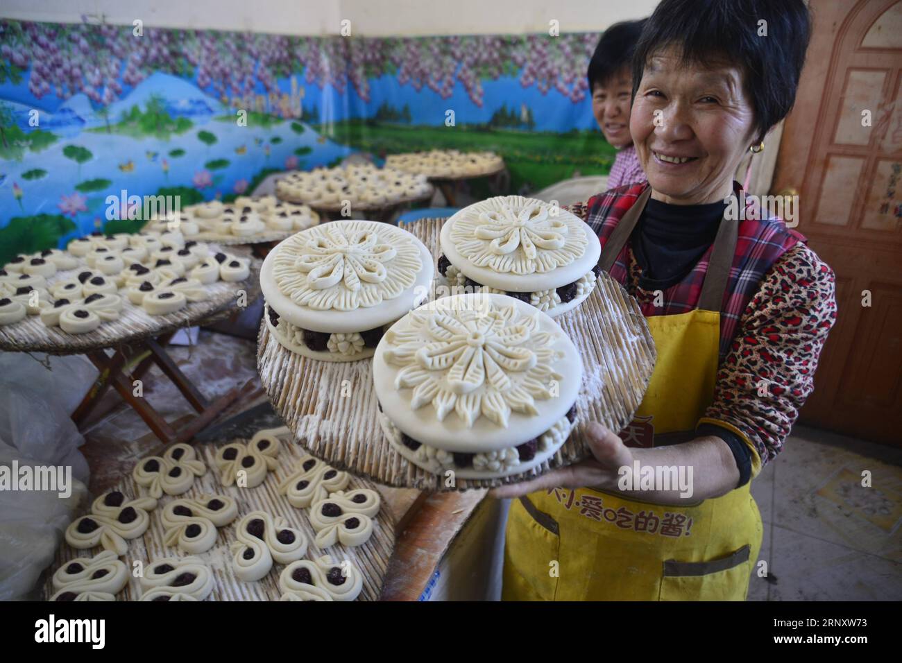 (180213) -- LIAOCHENG, Feb. 13, 2018 -- Villager Zhang Shuju displays steamed buns at Xiaozhuang Village of Jiazhai Town in Chiping County of Liaocheng City, east China s Shandong Province, Feb. 13, 2018. Steamed bun with colorful patterns, a kind of traditional food in some parts of China, is usually made during the Spring Festival to convey the meaning of better life. ) (lx) CHINA-SHANDONG-SPRING FESTIVAL-STEAMED BUN(CN) ZhaoxYuguo PUBLICATIONxNOTxINxCHN Stock Photo