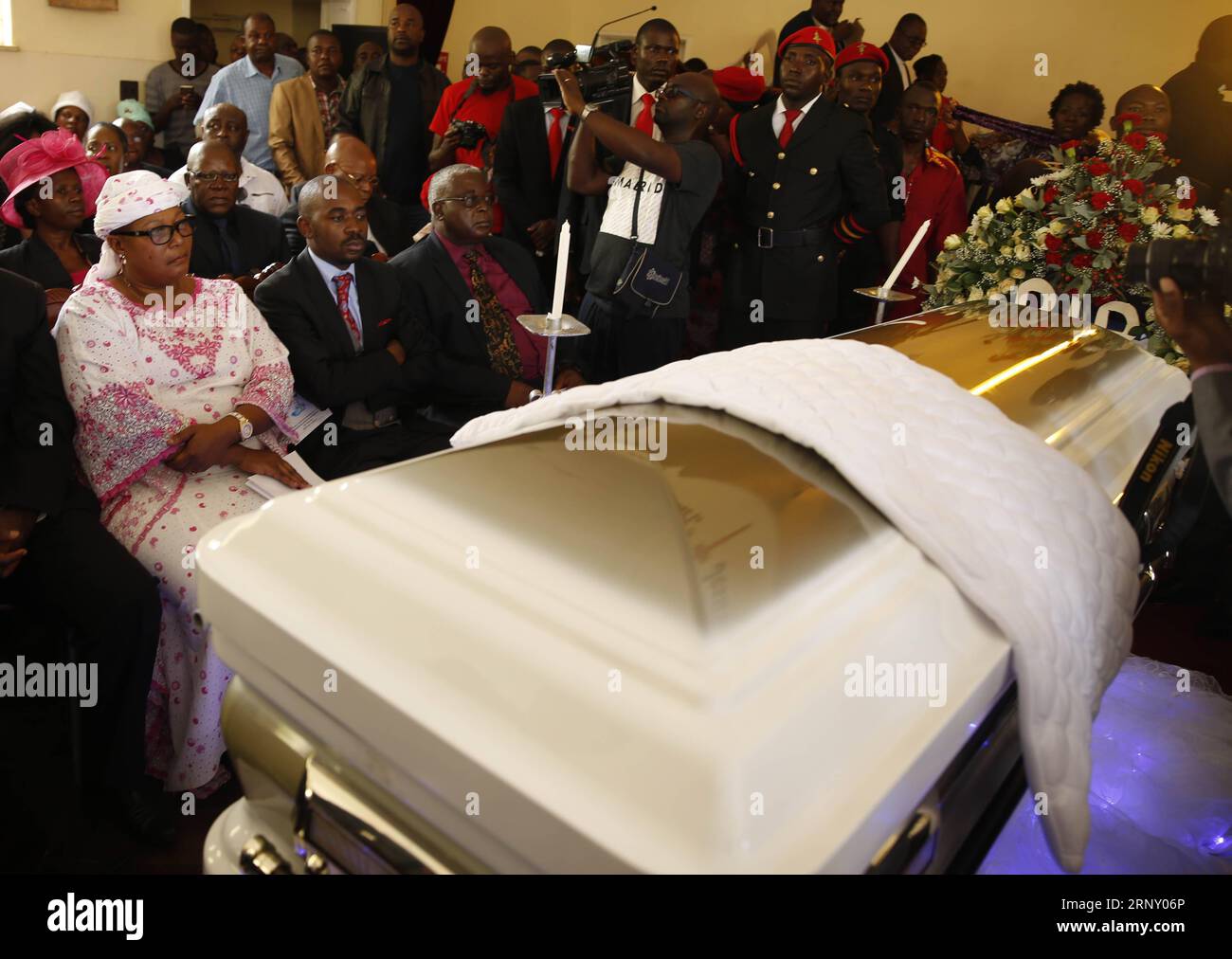 Bilder des Tages (180218) -- HARARE, Feb. 18, 2018 -- People mourn Morgan  Tsvangirai, the late former Prime Minister of Zimbabwe and opposition  Movement for Democratic Change leader, beside his coffin during
