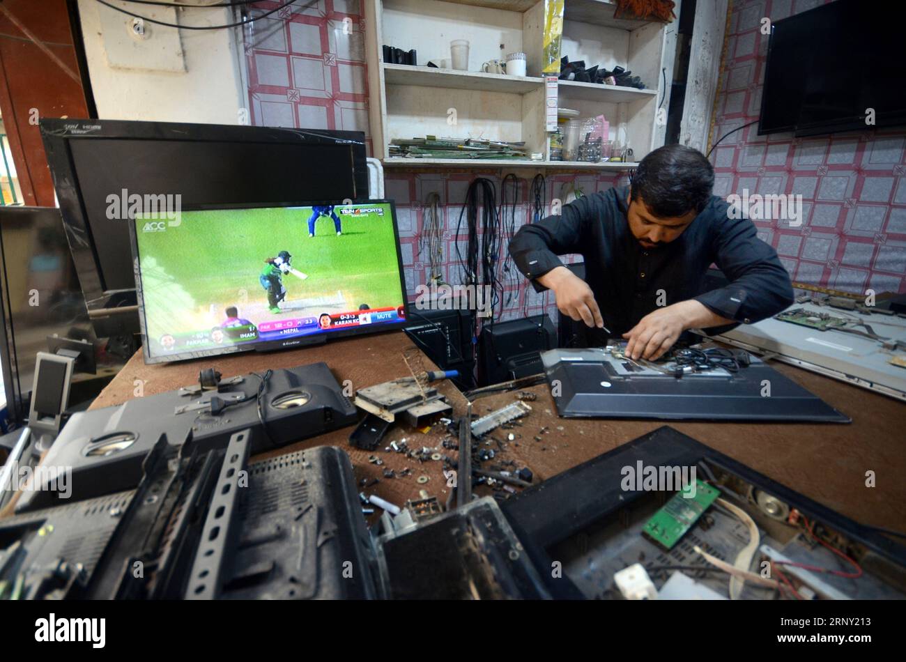 Peshawar, Peshawar, Pakistan. 2nd Sep, 2023. Pakistani cricket fans watch the live broadcast of the Asia Cup cricket match between Pakistan and India at the Pallekele International Cricket Stadium in Kandy, in Peshawar, Pakistan, 02 September 2023. (Credit Image: © Hussain Ali/ZUMA Press Wire) EDITORIAL USAGE ONLY! Not for Commercial USAGE! Stock Photo