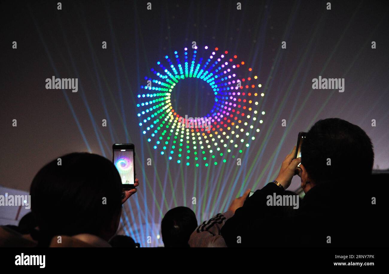 (180303) -- XI AN, March 3, 2018 -- People enjoy drone light show ...