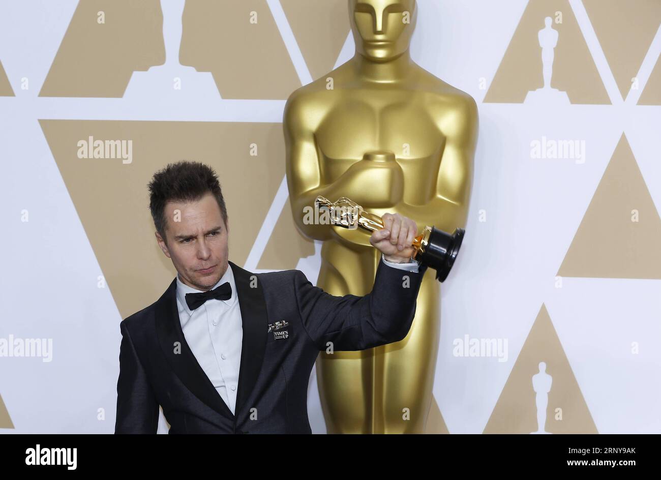 (180305) -- LOS ANGELES, March 5, 2018 -- Actor Sam Rockwell poses after winning the Best Supporting Actor award for his role in Three Billboards outside Ebbing, Missouri at press room of the 90th Academy Awards at the Dolby Theater in Los Angeles, the United States, on March 4, 2018. )(yy) U.S.-LOS ANGELES-OSCAR-AWARDS lixying PUBLICATIONxNOTxINxCHN Stock Photo