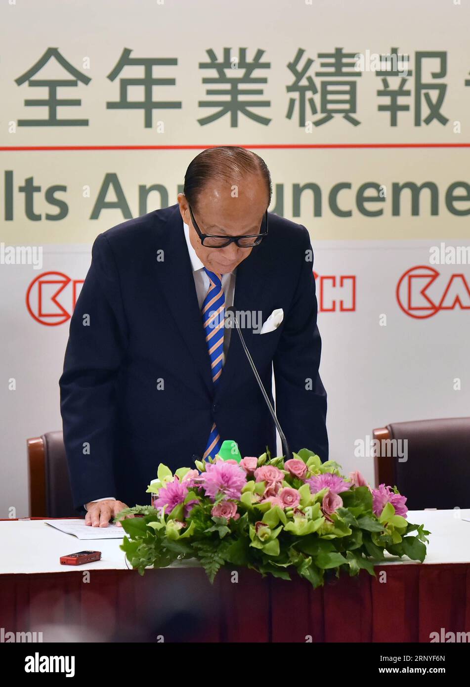 (180316) -- HONG KONG, March 16, 2018 -- Hong Kong tycoon Li Ka-shing attends a press conference in south China s Hong Kong, March 16, 2018. Li Ka-shing said on Friday that he is retiring from his business empire. Li said he would officially step down as the chairman of CK Hutchison Holdings Ltd. and CK Asset holdings Ltd. at the annual general meeting of the company on May 10 and would serve as a senior adviser. He will be succeeded by his elder son Victor Li Tzar Kuoi. ) (lmm) CHINA-HONG KONG-BUSINESS-LI KA-SHING-RETIREMENT (CN) WangxXi PUBLICATIONxNOTxINxCHN Stock Photo