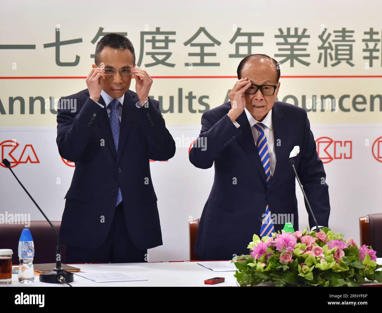(180316) -- HONG KONG, March 16, 2018 -- Hong Kong tycoon Li Ka-shing (R) and his elder son Victor Li Tzar Kuoi attend a press conference in south China s Hong Kong, March 16, 2018. Li Ka-shing said on Friday that he is retiring from his business empire. Li said he would officially step down as the chairman of CK Hutchison Holdings Ltd. and CK Asset holdings Ltd. at the annual general meeting of the company on May 10 and would serve as a senior adviser. He will be succeeded by his elder son Victor Li Tzar Kuoi. ) (lmm) CHINA-HONG KONG-BUSINESS-LI KA-SHING-RETIREMENT (CN) WangxXi PUBLICATIONxNO Stock Photo