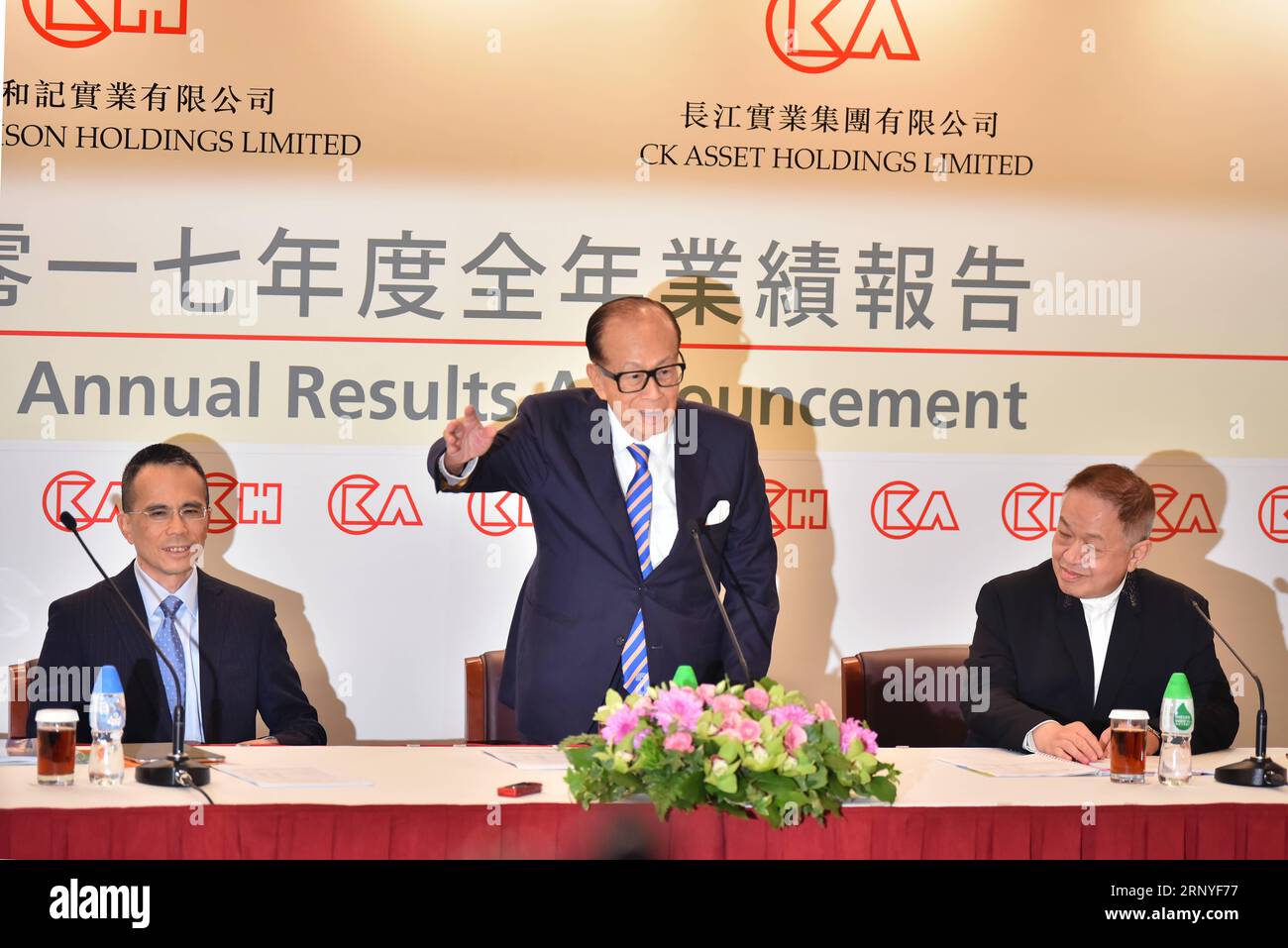 (180316) -- HONG KONG, March 16, 2018 -- Hong Kong tycoon Li Ka-shing (C) attends a press conference in south China s Hong Kong, March 16, 2018. Li Ka-shing said on Friday that he is retiring from his business empire. Li said he would officially step down as the chairman of CK Hutchison Holdings Ltd. and CK Asset holdings Ltd. at the annual general meeting of the company on May 10 and would serve as a senior adviser. He will be succeeded by his elder son Victor Li Tzar Kuoi. ) (lmm) CHINA-HONG KONG-BUSINESS-LI KA-SHING-RETIREMENT (CN) WangxXi PUBLICATIONxNOTxINxCHN Stock Photo