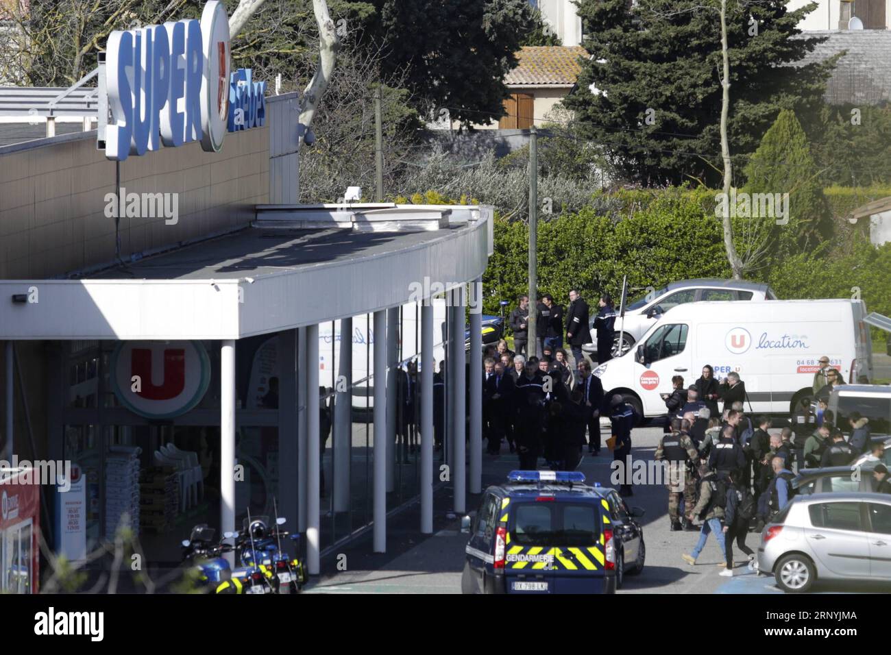 (180323) -- PARIS, March 23, 2018 -- Policemen are seen outside a supermarket in Trebes, southern France, on March 23, 2018. The perpetrator of the hostage-taking incident was shot dead in the police raid, according to French Interior Minister Gerard Collomb. He held several hostages early on Friday, causing two persons dead and an officer wounded. ) (lb) FRANCE-TREBES-HOSTAGE-TAKING-DEATH TOLL JosexSantos PUBLICATIONxNOTxINxCHN Stock Photo