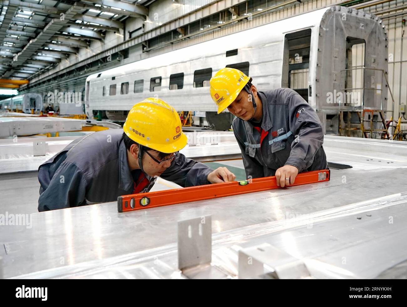 (180326) -- SHIJIAZHUANG, March 26, 2018 -- Workers build a bullet ...