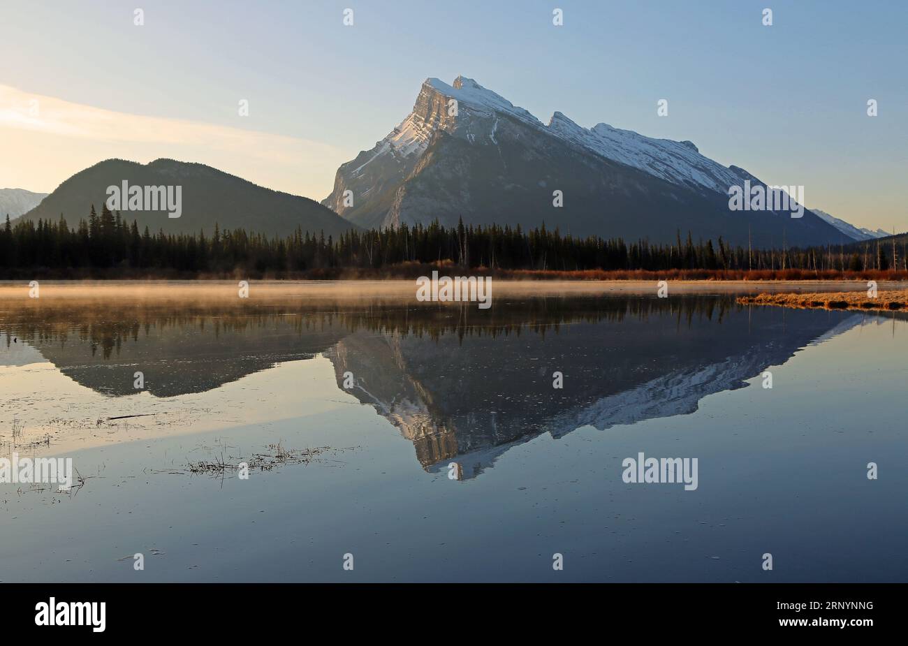 Mt rundle sunrise fog banff hi-res stock photography and images - Alamy