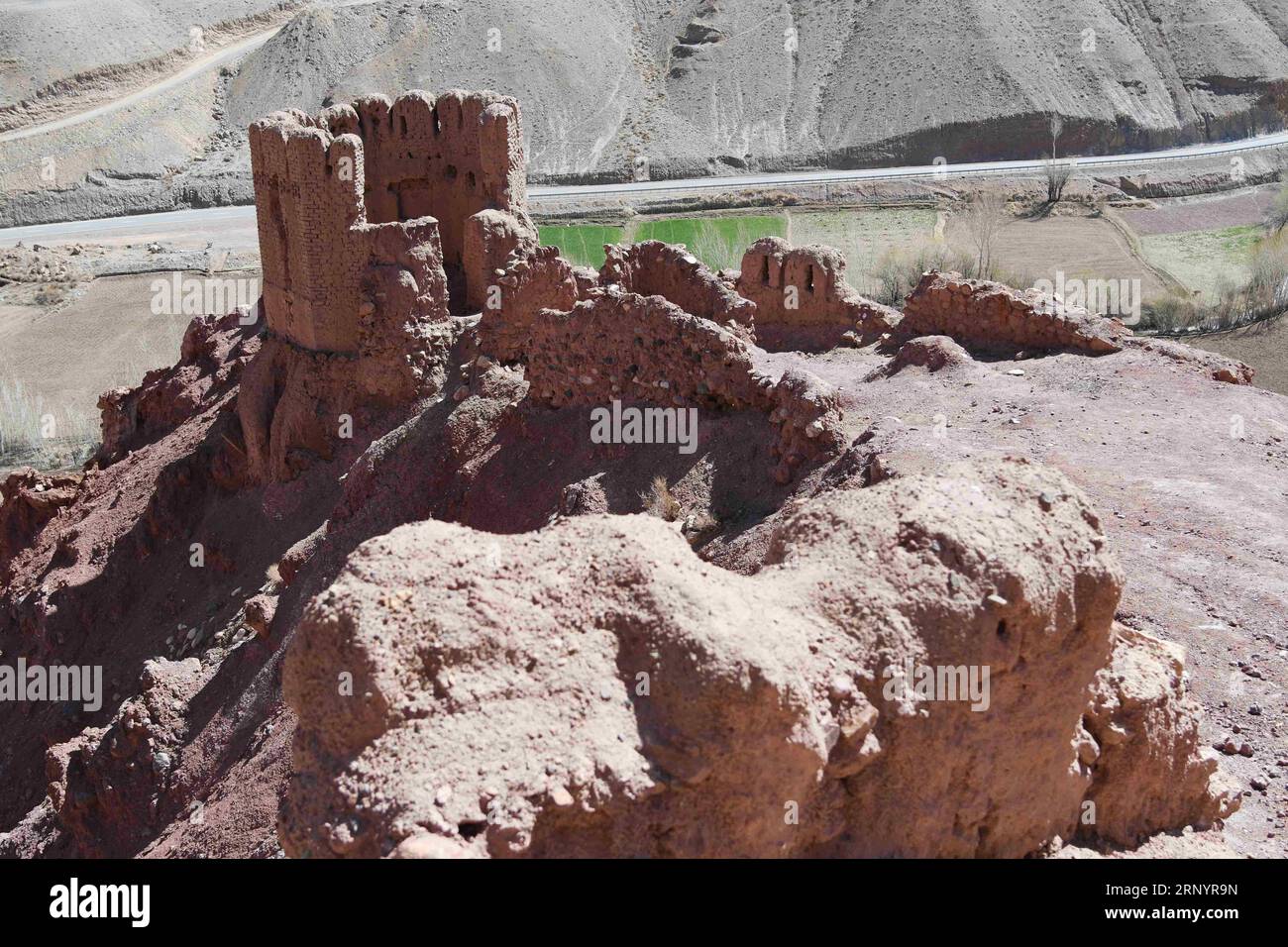 (180331) -- BAMIYAN, March 31, 2018 -- Photo taken on March 28, 2018 shows the Shahr-e-Zuhak, also known as The Red City, in Bamiyan province, Afghanistan. The site, along with other historical sites in Bamiyan, bears witness to the history of the ancient Silk Road. ) (zcc) AFGHANISTAN-BAMIYAN-SITES-SHAHR-E-ZUHAK DaixHe PUBLICATIONxNOTxINxCHN Stock Photo