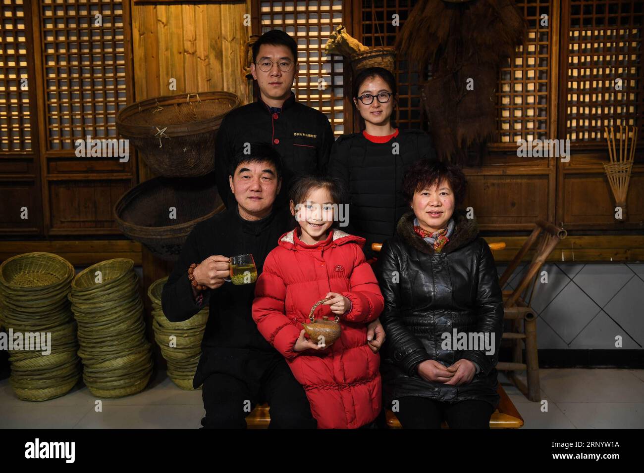 180404) -- SUZHOU, April 4, 2018 -- Tea craftsman Yan Jielong (L