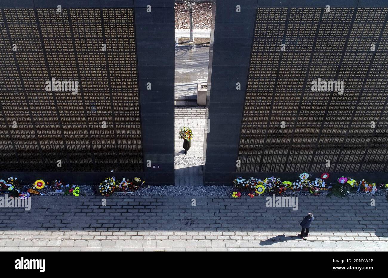 (180404) -- TANGSHAN, April 4, 2018 -- A well-wisher visits a memorial wall in remembrance of victims in the 1976 Tangshan Earthquake in Tangshan, north China s Hebei Province, on April 4, 2018, one day before the Qingming Festival when the deceased are commemorated.) (lmm) CHINA-HEBEI-EARTHQUAKE-VICTIM-REMEMBRANCE (CN) DongxJun PUBLICATIONxNOTxINxCHN Stock Photo