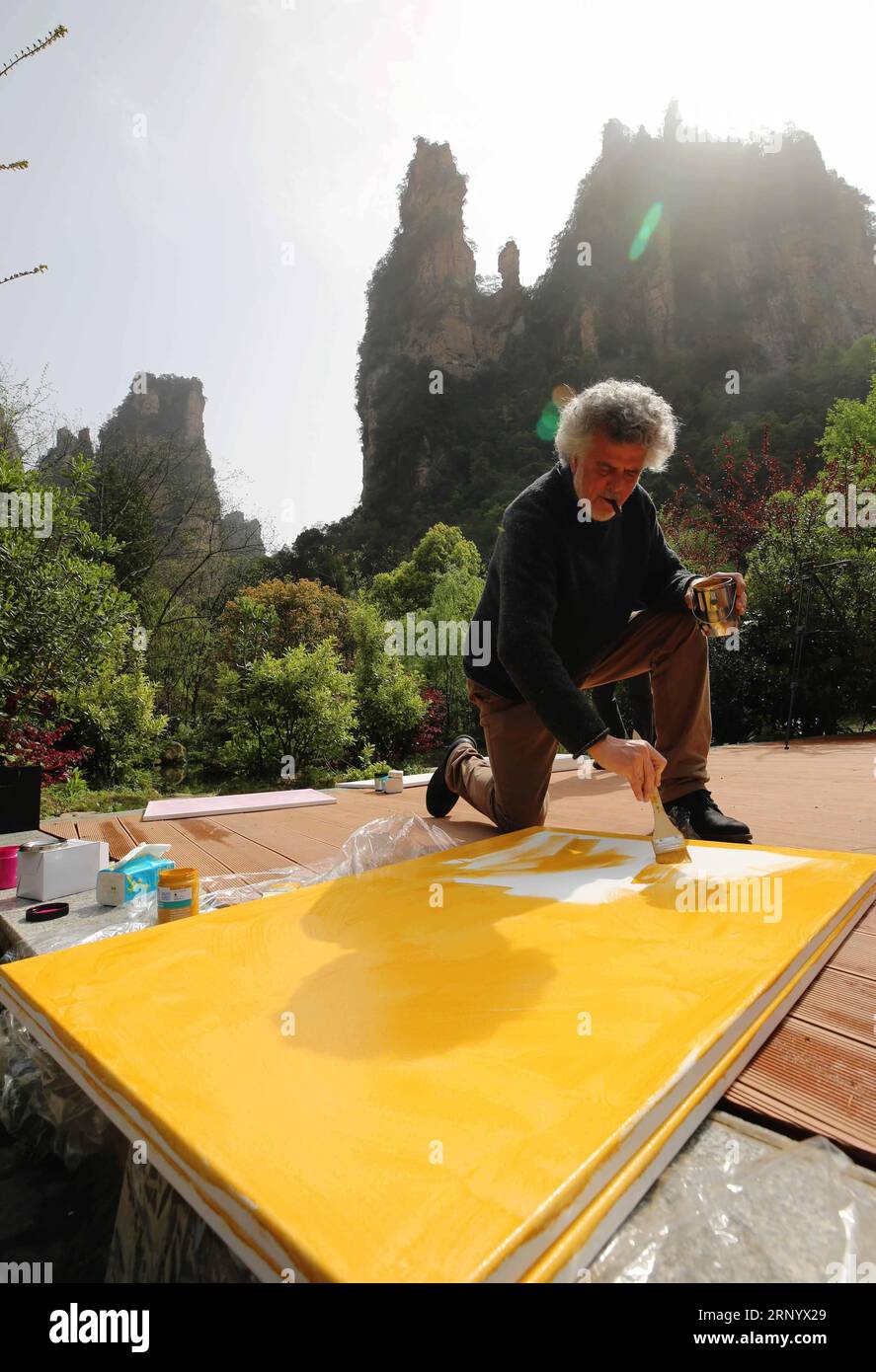 (180407) -- ZHANGJIAJIE, April 7, 2018 -- Francesco Roviello from Italy paints at Zhangjiajie UNESCO Global Geopark at Wulingyuan District of Zhangjiajie City, central China s Hunan Province, April 6, 2018. About 21 artists coming from Italy took part in a cultural event at the geopark which is known for its quartzose sandstone landform. This geopark is one of the geoparks in China that have already been chosen by UNESCO on its World Network of Geoparks. )(wsw) CHINA-HUNAN-ZHANGJIAJIE GEOPARK-ITALIAN ARTISTS (CN*) WuxYongbing PUBLICATIONxNOTxINxCHN Stock Photo