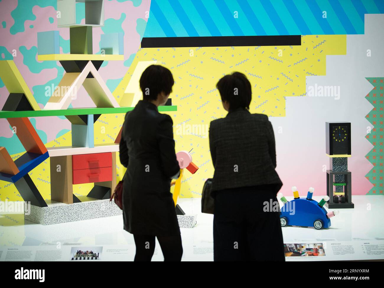 (180408) HANGZHOU, April 8, 2018 Visitors view a furniture