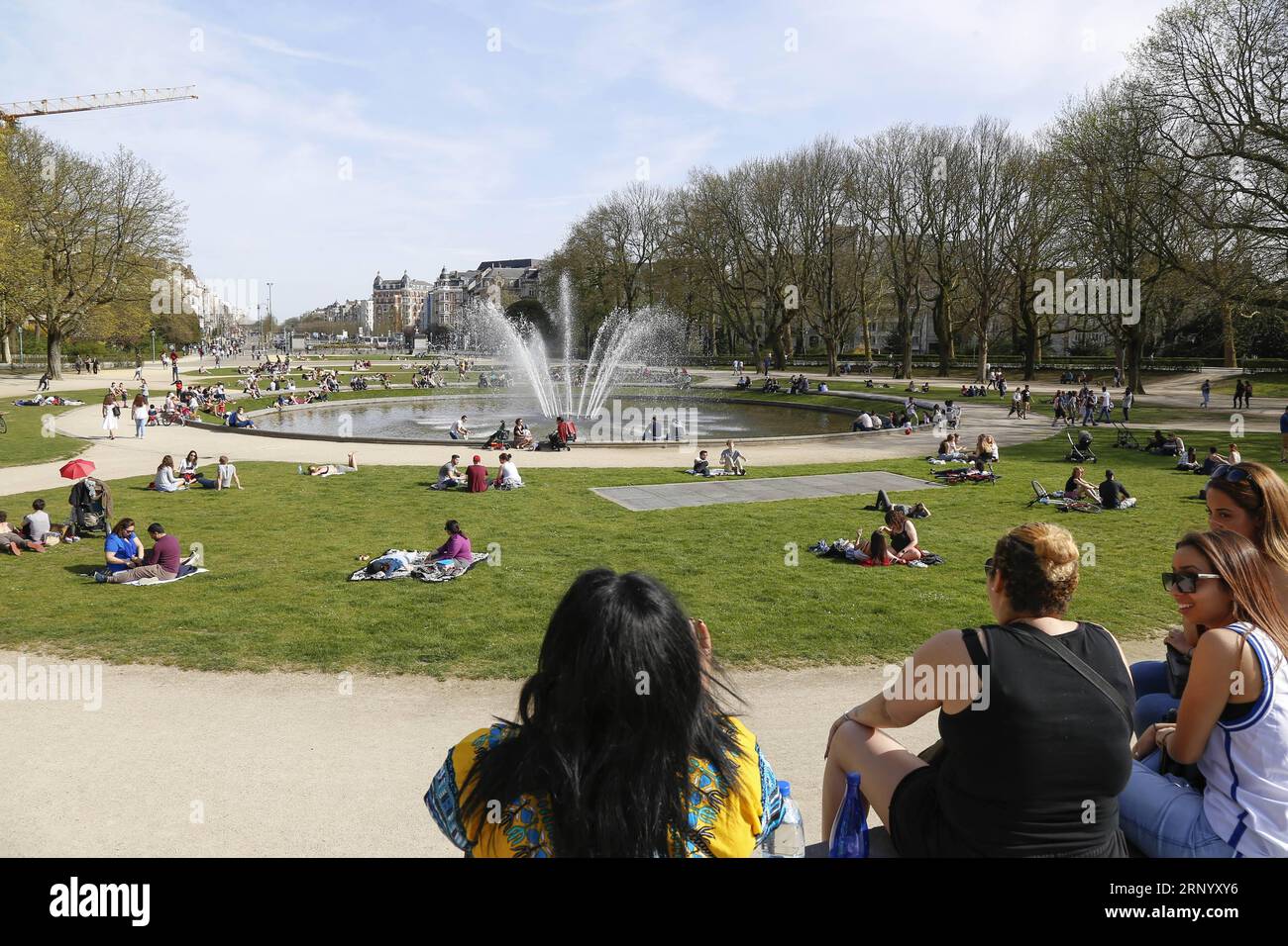 (180408) -- BRUSSELS, April 8, 2018 -- People enjoy sunshine at Cinquantenaire park in Brussels, Belgium, April 8, 2018. As temperature here rose to around 24 degrees Celsius on Sunday, a lot of people went outdoors to enjoy sunshine after a long gloomy winter. ) BELGIUM-BRUSSELS-DAILY LIFE-SPRING YexPingfan PUBLICATIONxNOTxINxCHN Stock Photo