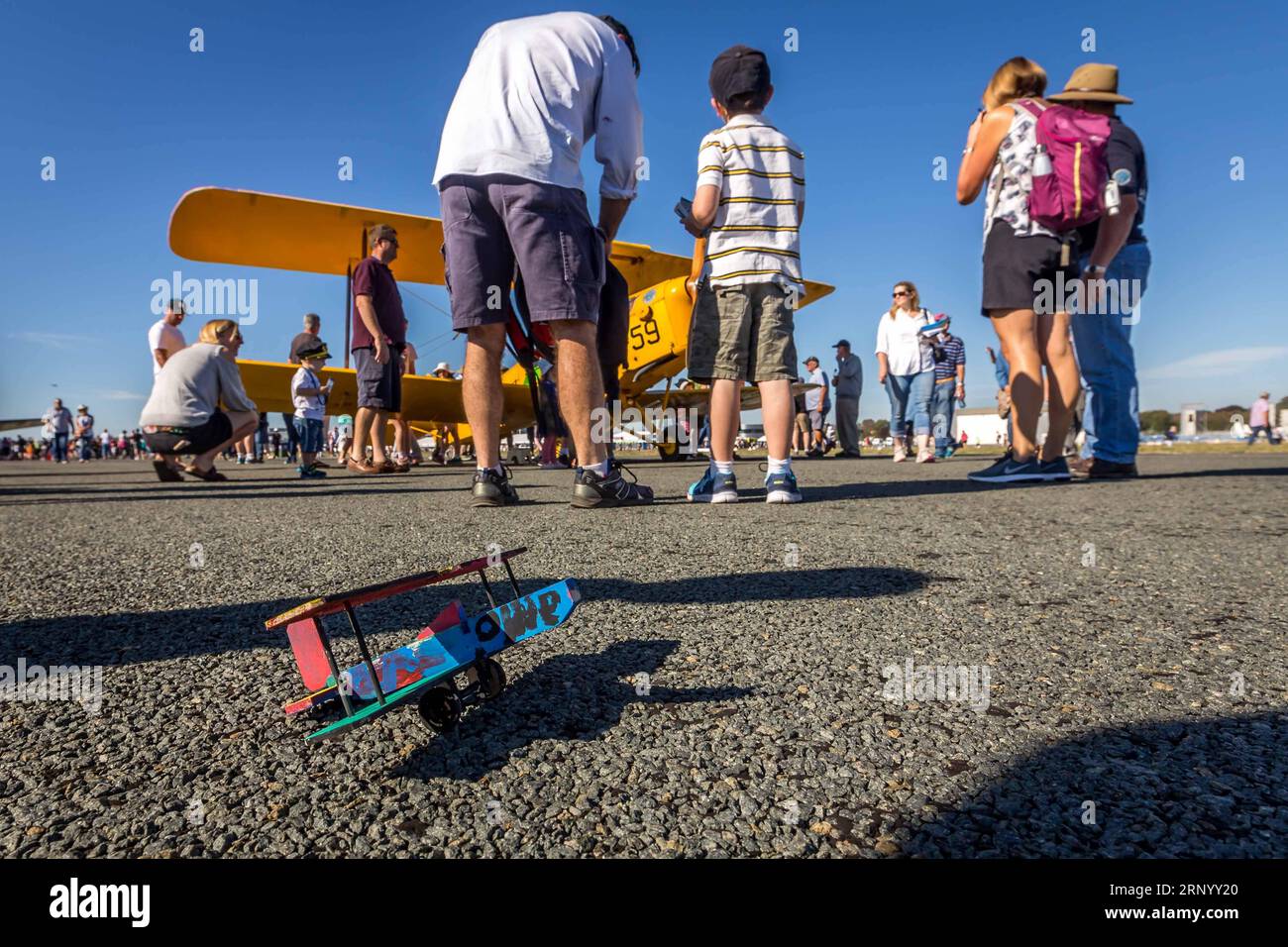 (180408) -- CANBERRA, April 8, 2018 -- Visitors view an aircraft during the Canberra Airport Open Day in Canberra, Australia, on April 8, 2018. ) (zf) AUSTRALIA-CANBERRA-AIRPORT-OPEN DAY ZhuxNan PUBLICATIONxNOTxINxCHN Stock Photo