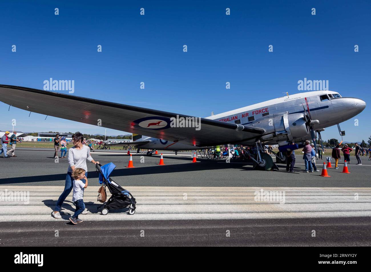 (180408) -- CANBERRA, April 8, 2018 -- Visitors view an old model of Royal Australian Airforce aircraft during the Canberra Airport Open Day in Canberra, Australia, on April 8, 2018. ) (zf) AUSTRALIA-CANBERRA-AIRPORT-OPEN DAY ZhuxNan PUBLICATIONxNOTxINxCHN Stock Photo
