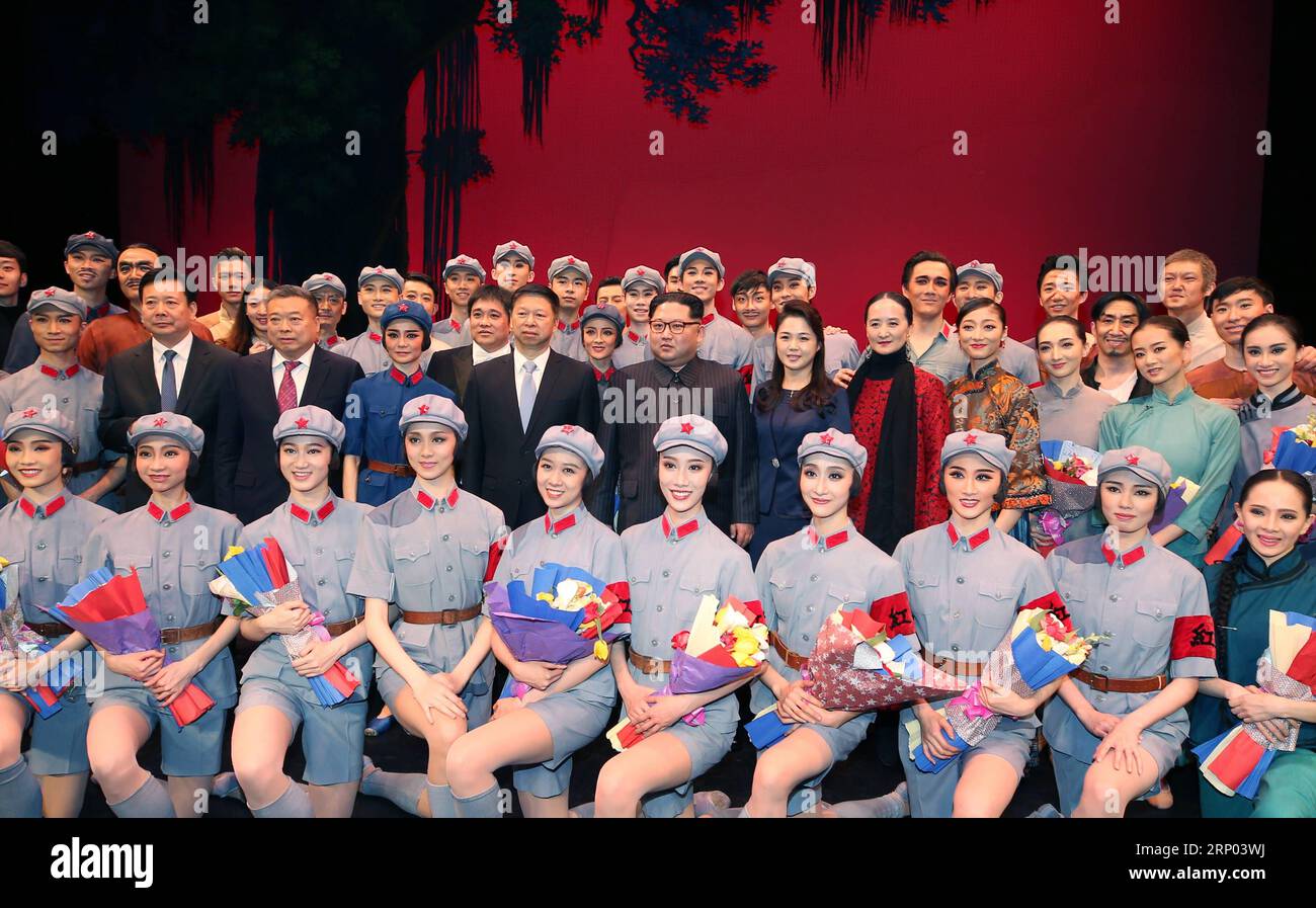 Bilder des Tages (180416) -- PYONGYANG, April 16, 2018 -- Kim Jong Un, top leader of the Democratic People s Republic of Korea, and his wife Ri Sol Ju pose for a group photo with dancers after watching the ballet The Red Detachment of Women performed by a visiting Chinese art troupe in Pyongyang, the Democratic People s Republic of Korea, April 16, 2018. ) (lmm) DPRK-PYONGYANG-KIM JONG UN-CHINA-PERFORMANCE YaoxDawei PUBLICATIONxNOTxINxCHN Stock Photo