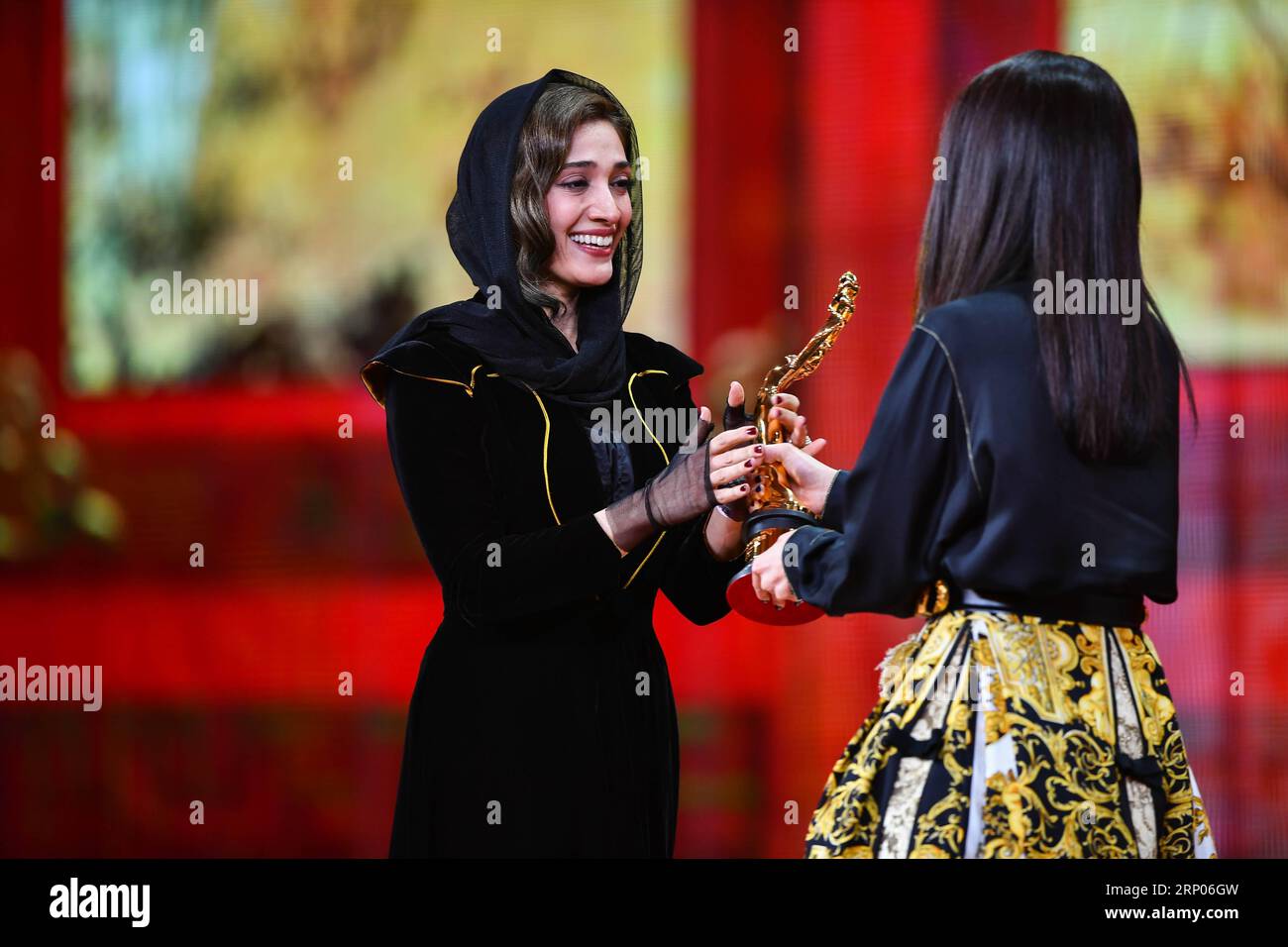 (180422) -- BEIJING, April 22, 2018 -- Actress Mina Sadati (L), who starred in Searing Summer , receives the Best Supporting Actress award presented by actress Shu Qi at the awarding ceremony of Tiantan Award 2018 during the 8th Beijing International Film Festival (BJIFF) in Beijing, capital of China, April 22, 2018. The award winners of Tiantian Award 2018 were announced during the 8th BJIFF on Sunday. ) (lmm) CHINA-BEIJING-FILM FESTIVAL-BJIFF-TIANTAN AWARD (CN) HexChangshan PUBLICATIONxNOTxINxCHN Stock Photo