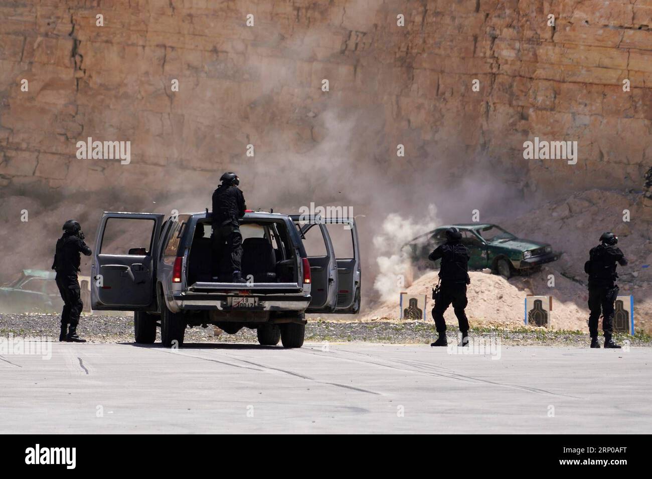 (180430) -- AMMAN, April 30, 2018 -- Jordanian special forces perform counter-attack at the King Abdullah II Special Operations Training Center of Amman, Jordan, on April 30, 2018. ) (wtc) JORDAN-AMMAN-WARRIORS-COMPETITION-OPENING LinxXiaowei PUBLICATIONxNOTxINxCHN Stock Photo