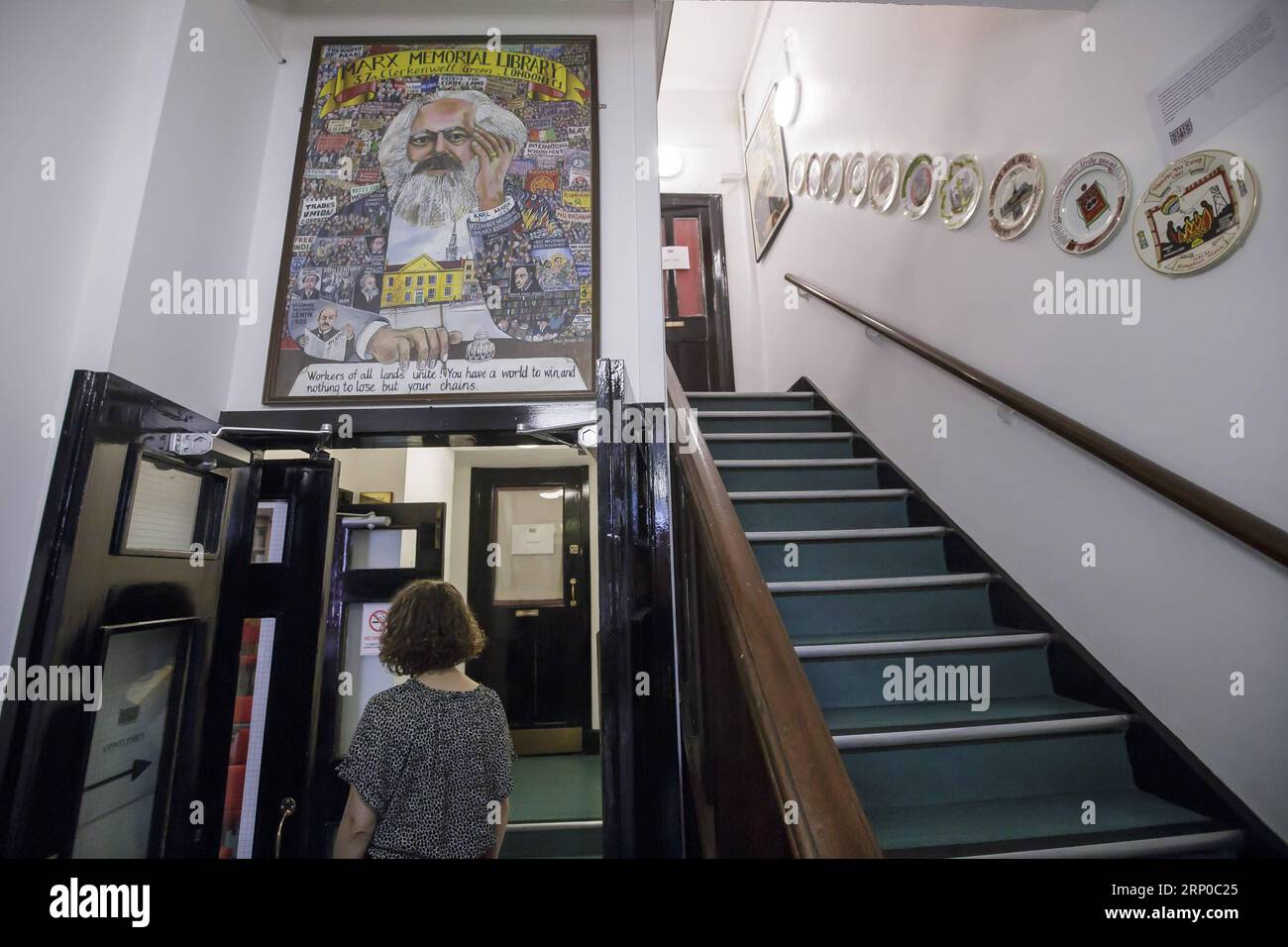 (180504) -- LONDON, May 4, 2018 -- A volunteer walks through the entrance of the Marx Memorial Library and Workers School in London, Britain, May 4, 2018. Established in 1933 on the 50th anniversary of the death of Marx, the Marx Memorial Library and Workers School has been the intellectual home of generations of scholars interested in studying Marxism, trade unionism, and the working class movement. ) BRITAIN-LONDON-MARX MEMORIAL LIBRARY AND WORKERS SCHOOL TimxIreland PUBLICATIONxNOTxINxCHN Stock Photo