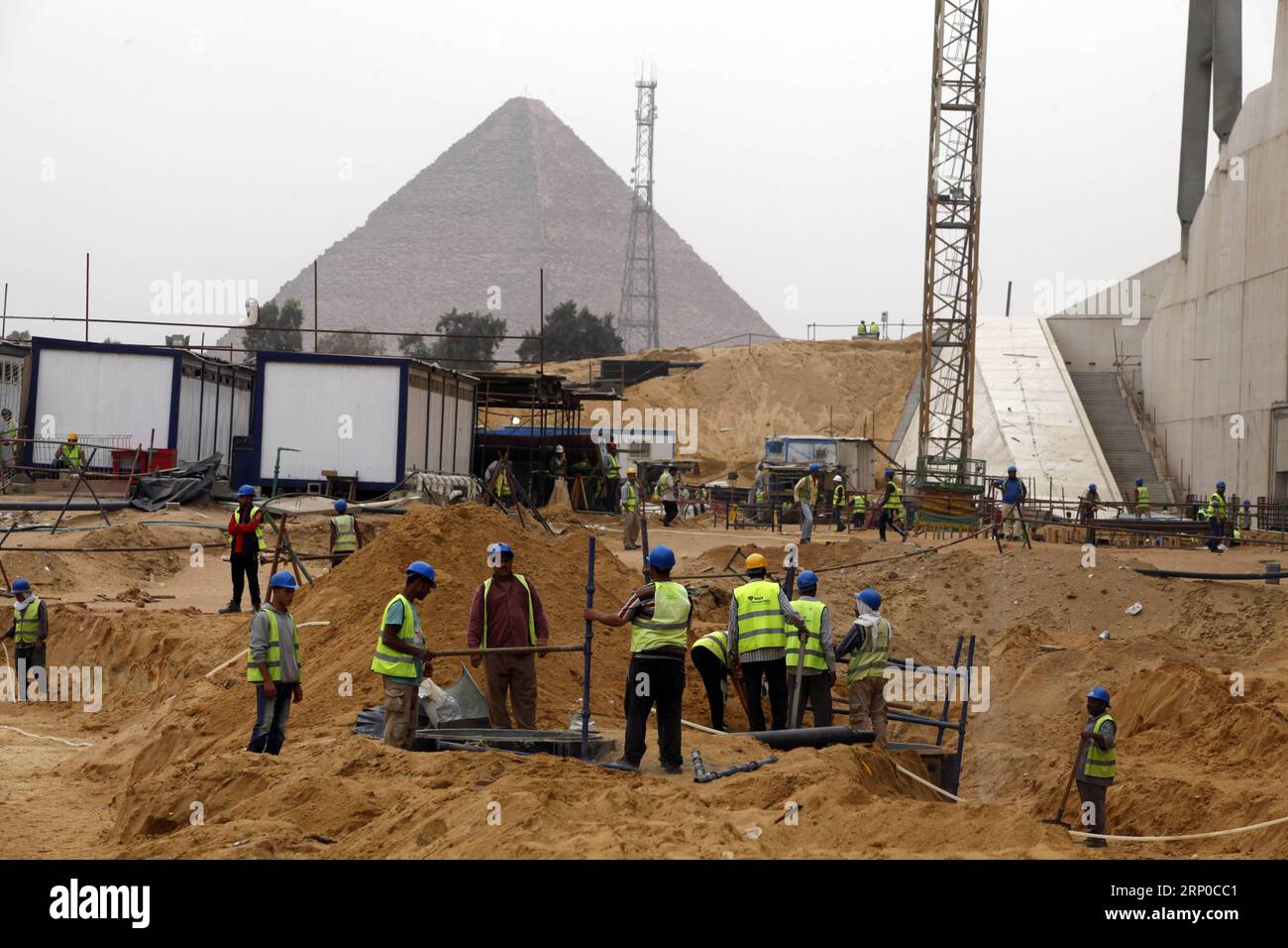 (180505) CAIRO, May 5, 2018 Egyptian builders work at the