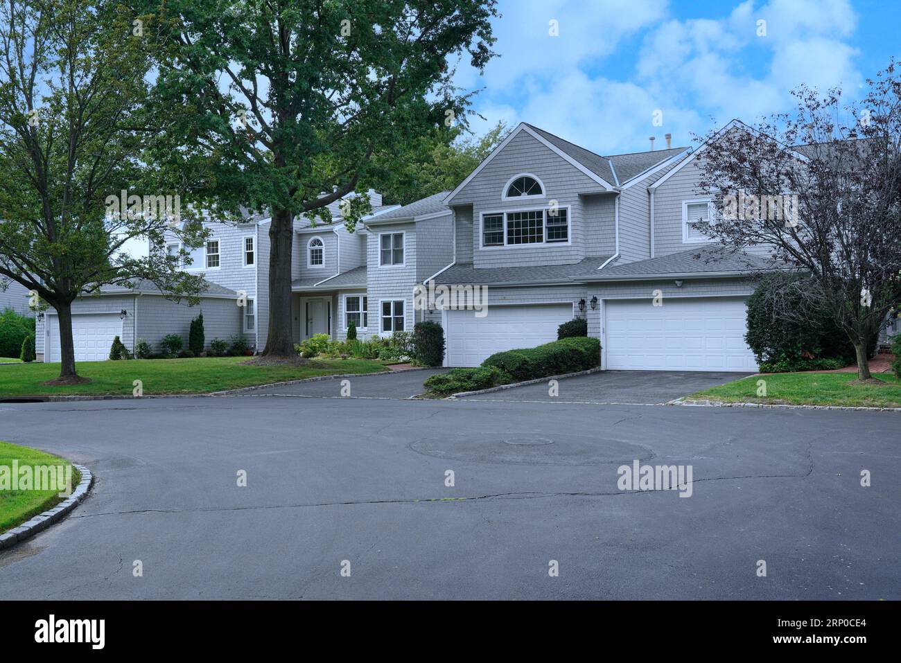 Two car garage house hi-res stock photography and images - Alamy
