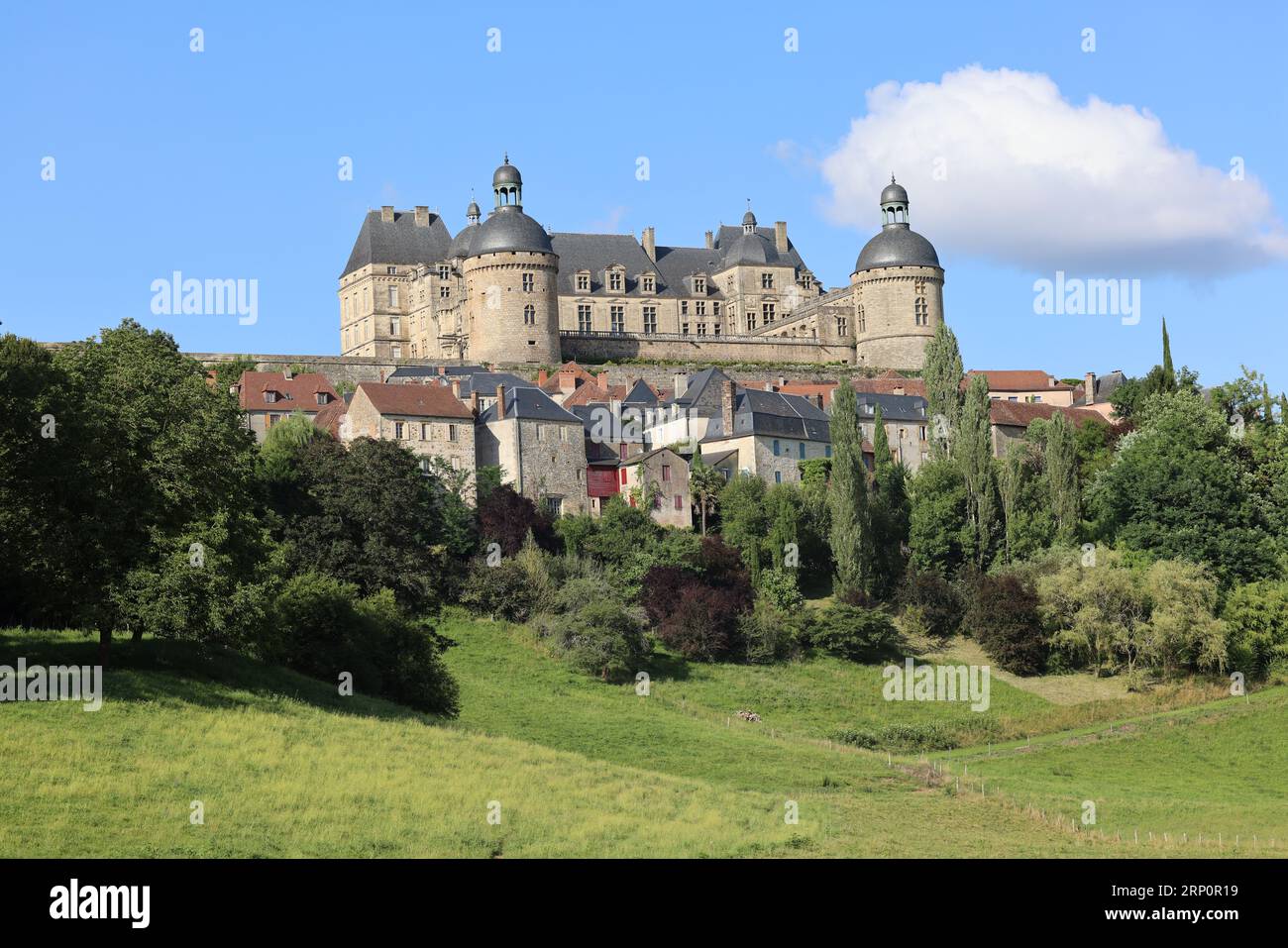 Le château de Hautefort en Dordogne forteresse du Moyen Âge puis demeure de plaisance au 17ème siècle. Architecture, jardin, nature, campagne, environ Stock Photo