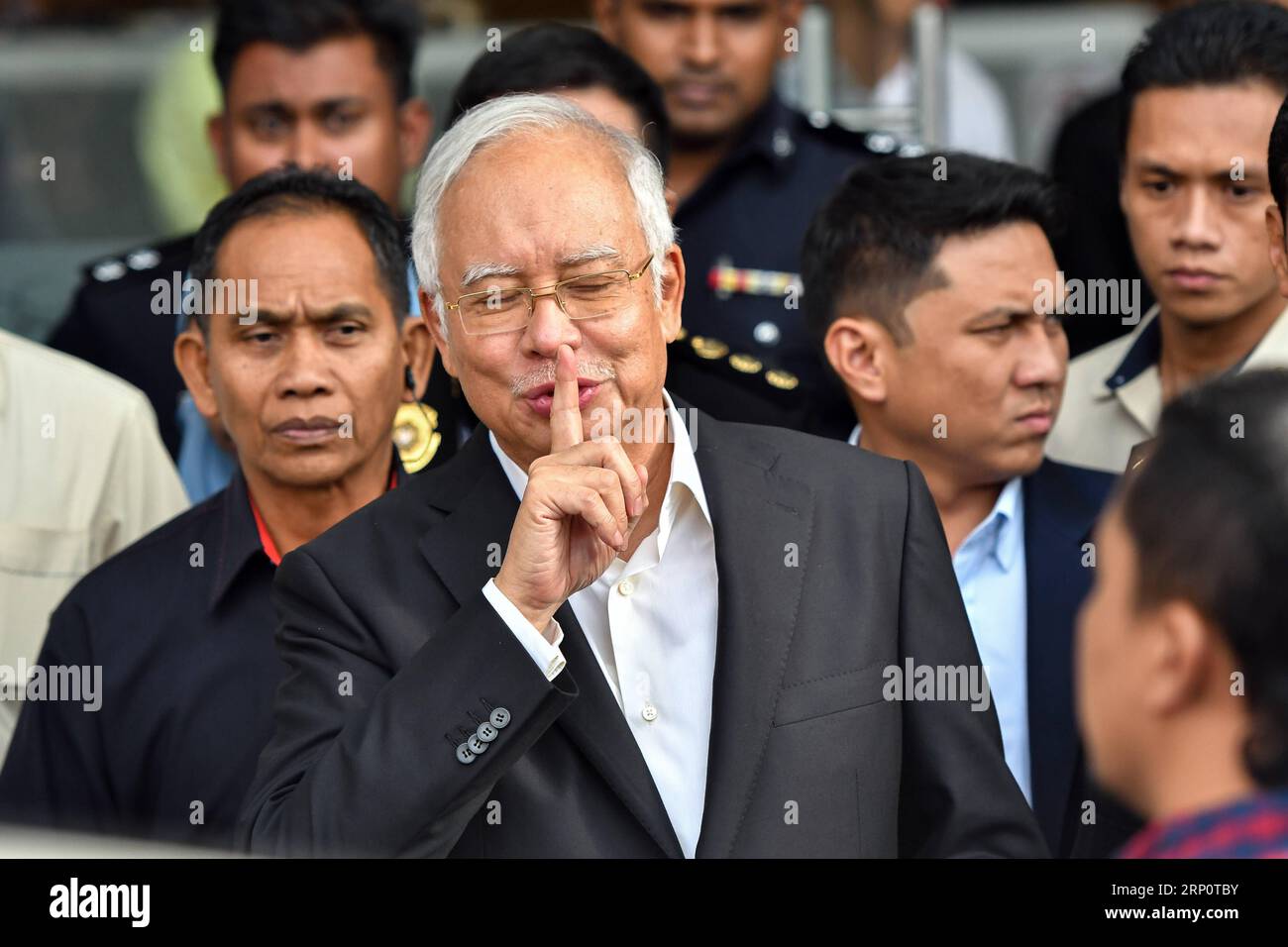 Bilder des Tages  (180524) -- PUTRAJAYA, May 24, 2018 -- Former Malaysian Prime Minister Najib Razak (C) leaves Malaysian Anti-Corruption Commission (MACC) headquarters in Putrajaya, Malaysia, May 24, 2018. Investigators questioned former Malaysian Prime Minister Najib Razak for more than six hours at the headquarters of the Malaysian Anti-Corruption Commission (MACC) on Thursday and let him go home as the probe related to the state development fund 1MDB continues. ) (lrz) MALAYSIA-PUTRAJAYA-NAJIB-CORRUPTION ChongxVoonxChung PUBLICATIONxNOTxINxCHN Stock Photo