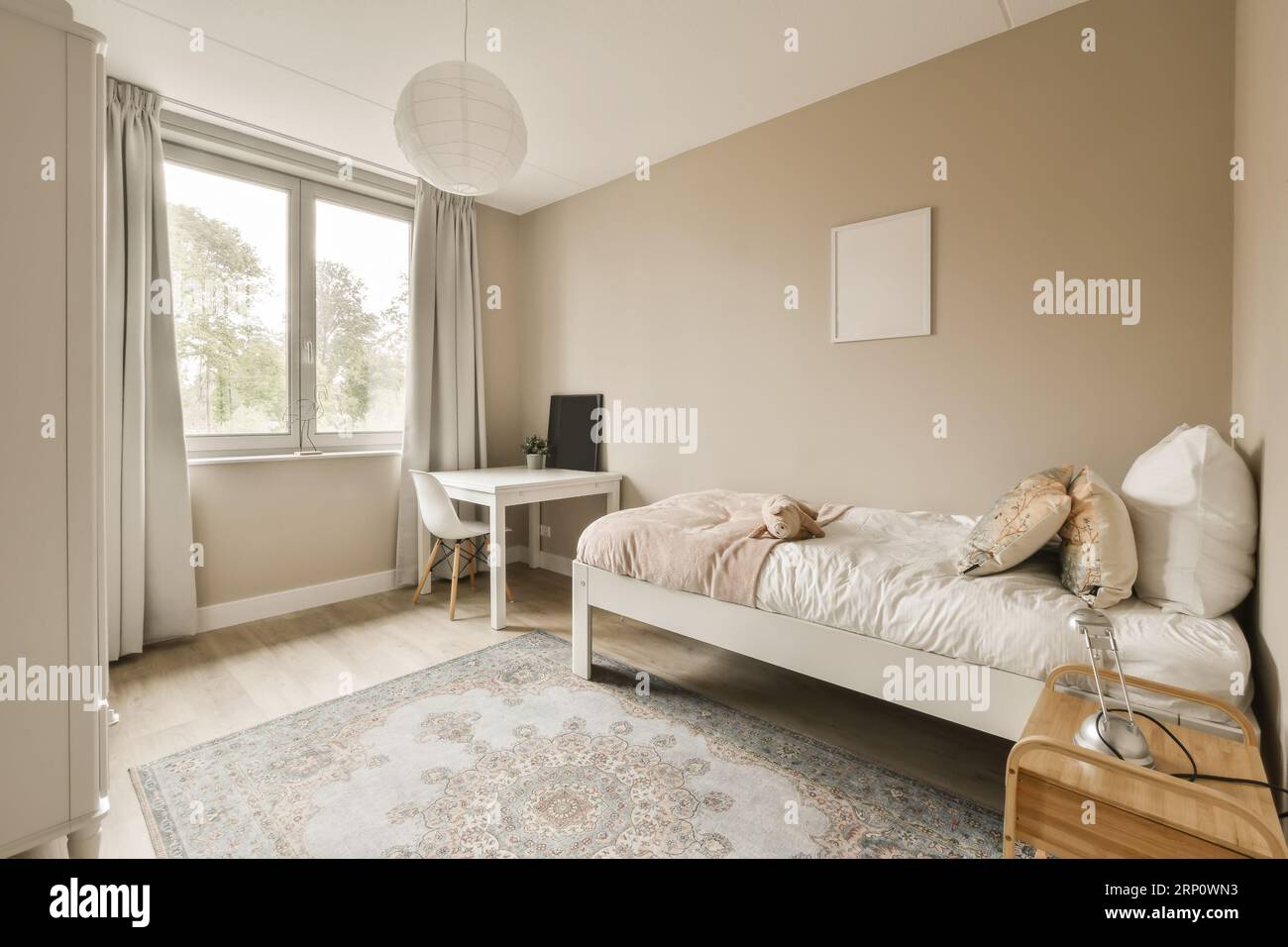 a bedroom with an area rug on the floor and a white bed in the corner of  the room is empty Stock Photo - Alamy, image size:1300x956