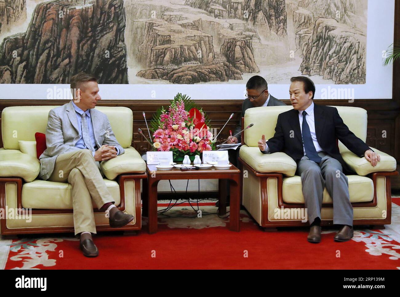 (180607) -- BEIJING, June 7, 2018 -- Editor-in-Chief of Xinhua News Agency He Ping (R, front) meets with his TASS Russian News Agency counterpart Maxim Filimonov in Beijing, capital of China, June 6, 2018. ) (wyl) CHINA-BEIJING-XINHUA-HE PING-TASS-MEETING (CN) JuxPeng PUBLICATIONxNOTxINxCHN Stock Photo