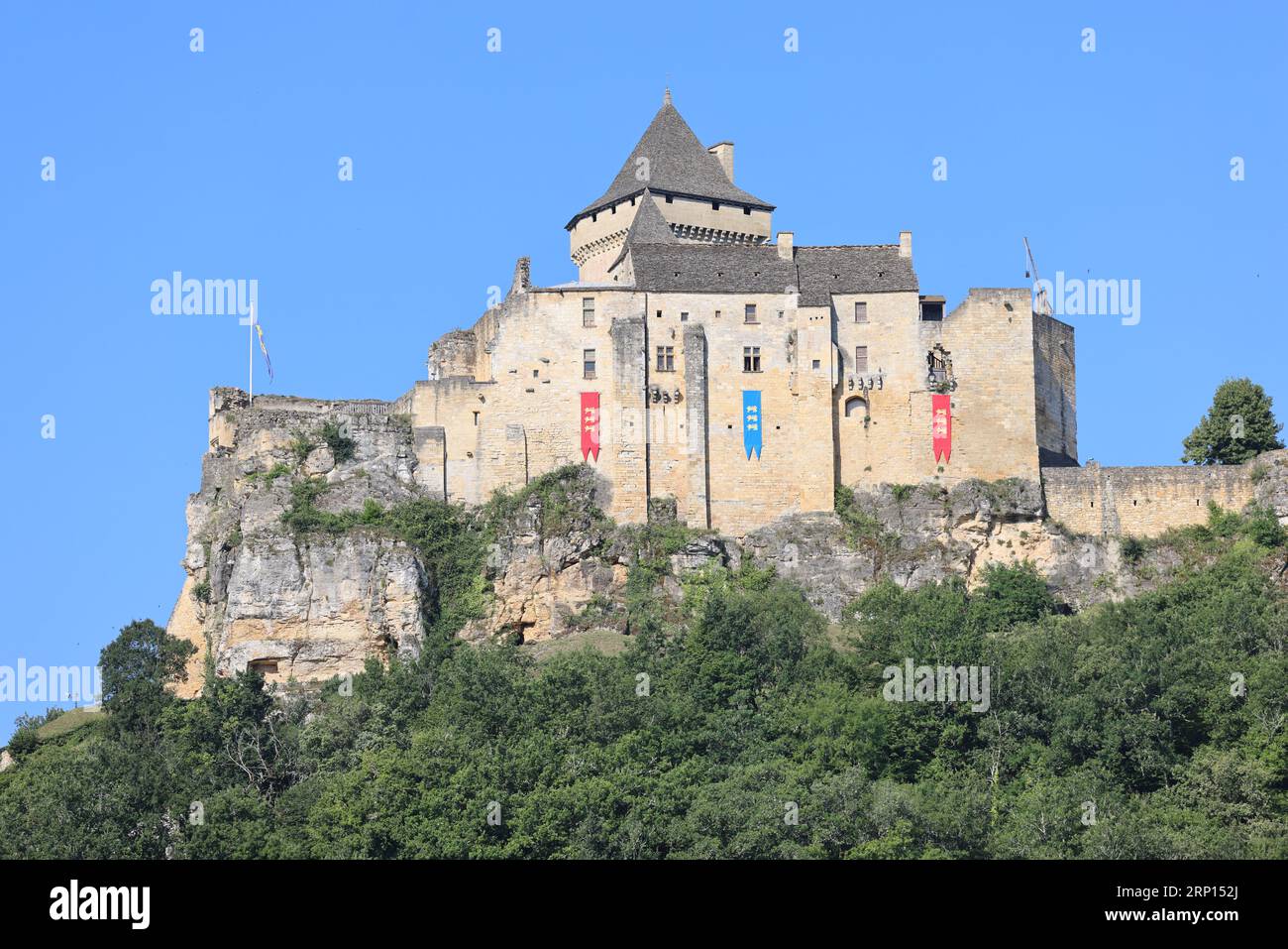 Le château fort de Castelnaud abrite le musée de la guerre au Moyen Âge et domine la Dordogne. Architecture, Histoire, Moyen âge, rivière, nature, cam Stock Photo