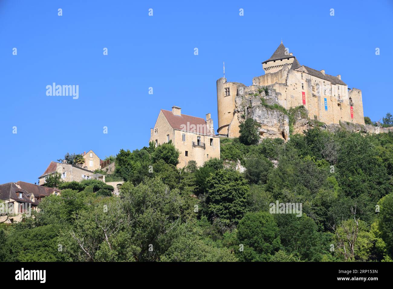 Le château fort de Castelnaud abrite le musée de la guerre au Moyen Âge et domine la Dordogne. Architecture, Histoire, Moyen âge, rivière, nature, cam Stock Photo