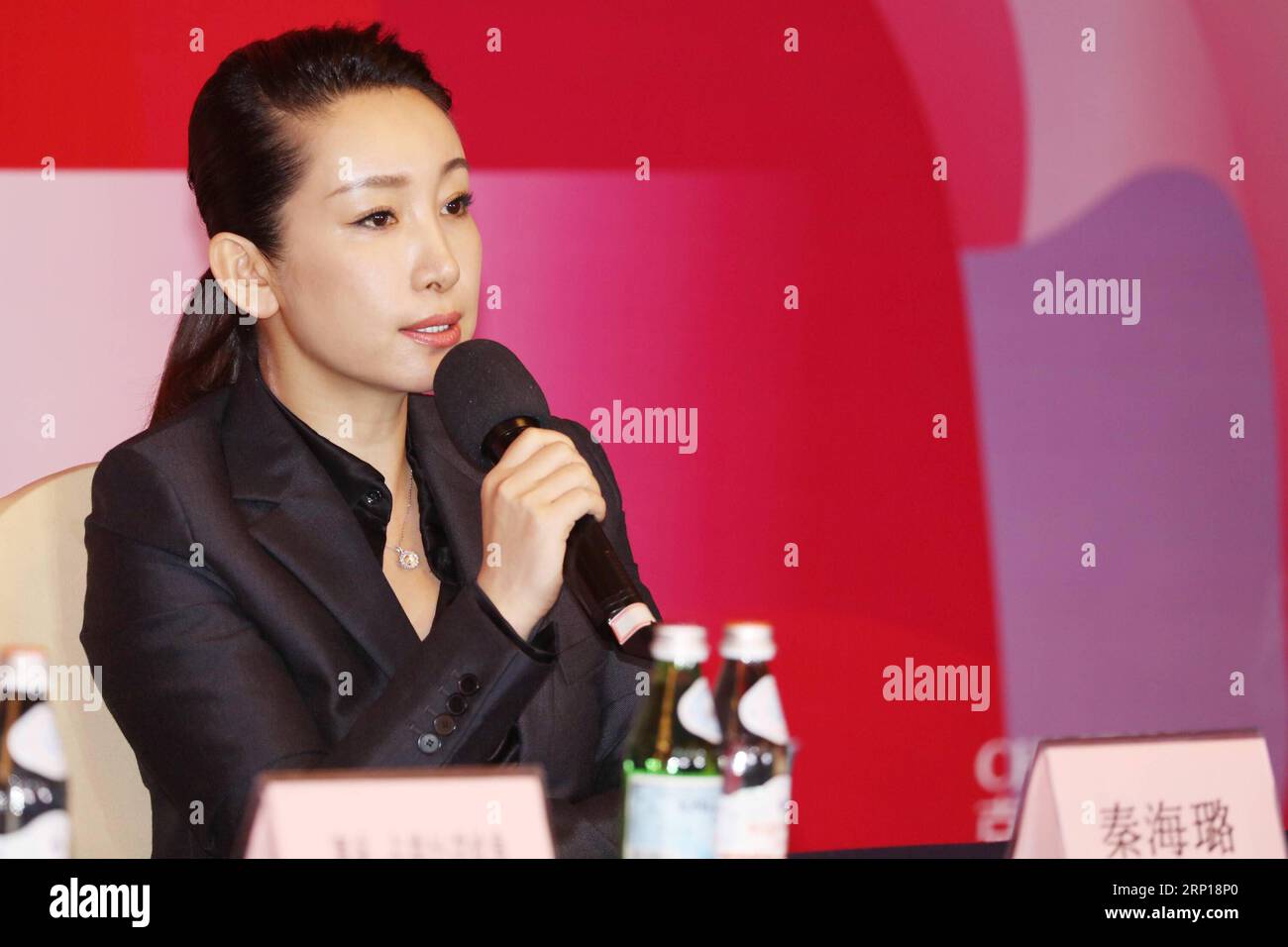 (180617) -- SHANGHAI, June 17, 2018 -- Chinese actress Qin Hailu, a jury for the 21st SIFF Golden Goblet Awards, answers questions on a press conference during the Shanghai International Film Festival (SIFF) in Shanghai, east China, June 17, 2018. ) (zwx) CHINA-SHANGHAI-SIFF-JURY-PRESS CONFERENCE (CN) ZhuxLiangcheng PUBLICATIONxNOTxINxCHN Stock Photo