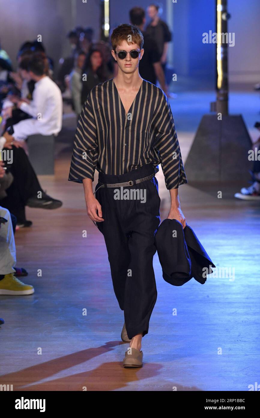 (180622) -- PARIS, June 22, 2018 -- A model presents a creation of Cerruti 1881 during men s fashion week for 2019 Spring/Summer Collection in Paris, France, on June 22, 2018. ) FRANCE-PARIS-MEN S FASHION WEEK-CERRUTI 1881 PieroxBiasion PUBLICATIONxNOTxINxCHN Stock Photo