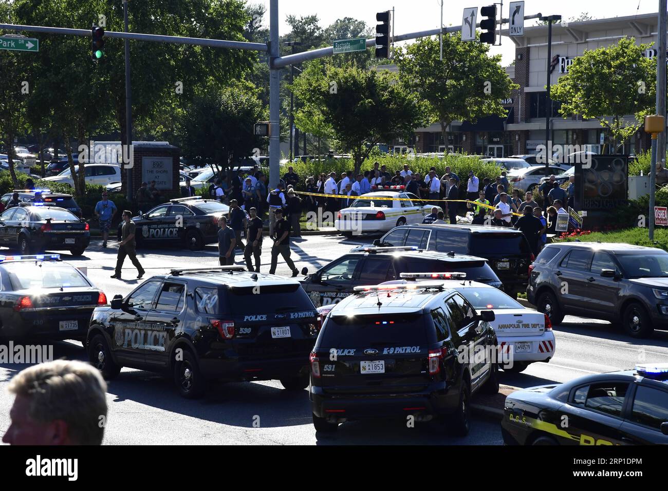 (180628) -- ANNAPOLIS (U.S.), June 28, 2018 -- Police officers secure the scene of a mass shooting in Annapolis, the capital city of eastern U.S. state Maryland, on June 28, 2018. Five people were killed on Thursday afternoon with several gravely injured in a mass shooting at local daily newspaper Capital Gazette in Annapolis, police said. ) U.S.-ANNAPOLIS-NEWSPAPER-SHOOTING YangxChenglin PUBLICATIONxNOTxINxCHN Stock Photo