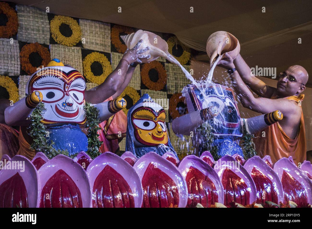 (180629) -- KOLKATA, June 29, 2018 -- Hindu priests pour milk atop of deities Lord Jagannath, Balabhadra and Subhadra during the bathing ceremony in Kolkata, India, on June 28, 2018. ) (yy) INDIA-KOLKATA-HINDU FESTIVAL-BATHING CEREMONY TumpaxMondal PUBLICATIONxNOTxINxCHN Stock Photo