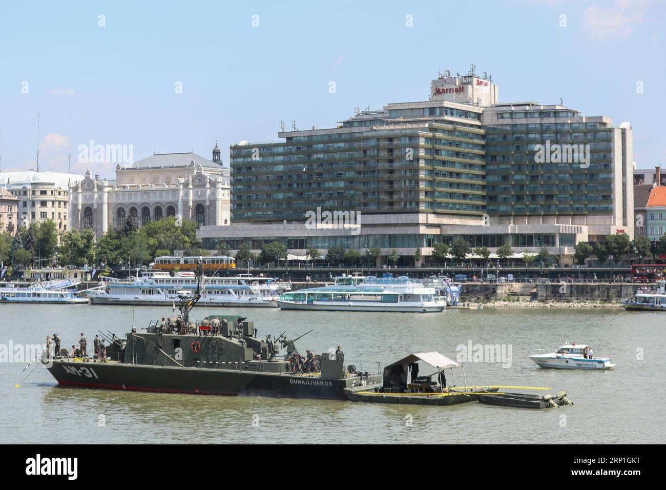 (180705) -- BUDAPEST, July 5, 2018 -- Hungarian Military Explosive Ordnance Disposal team works on Danube River to lift a 100-kilogram World War II bomb from the riverbed in Budapest, Hungary, July 5, 2018. The bomb, which was discovered in the riverbed on July 2, was defused and shipped to the port of Ujpest in northern Budapest. ) HUNGARY-BUDAPEST-WORLD WAR II BOMB-REMOVAL CsabaxDomotor PUBLICATIONxNOTxINxCHN Stock Photo