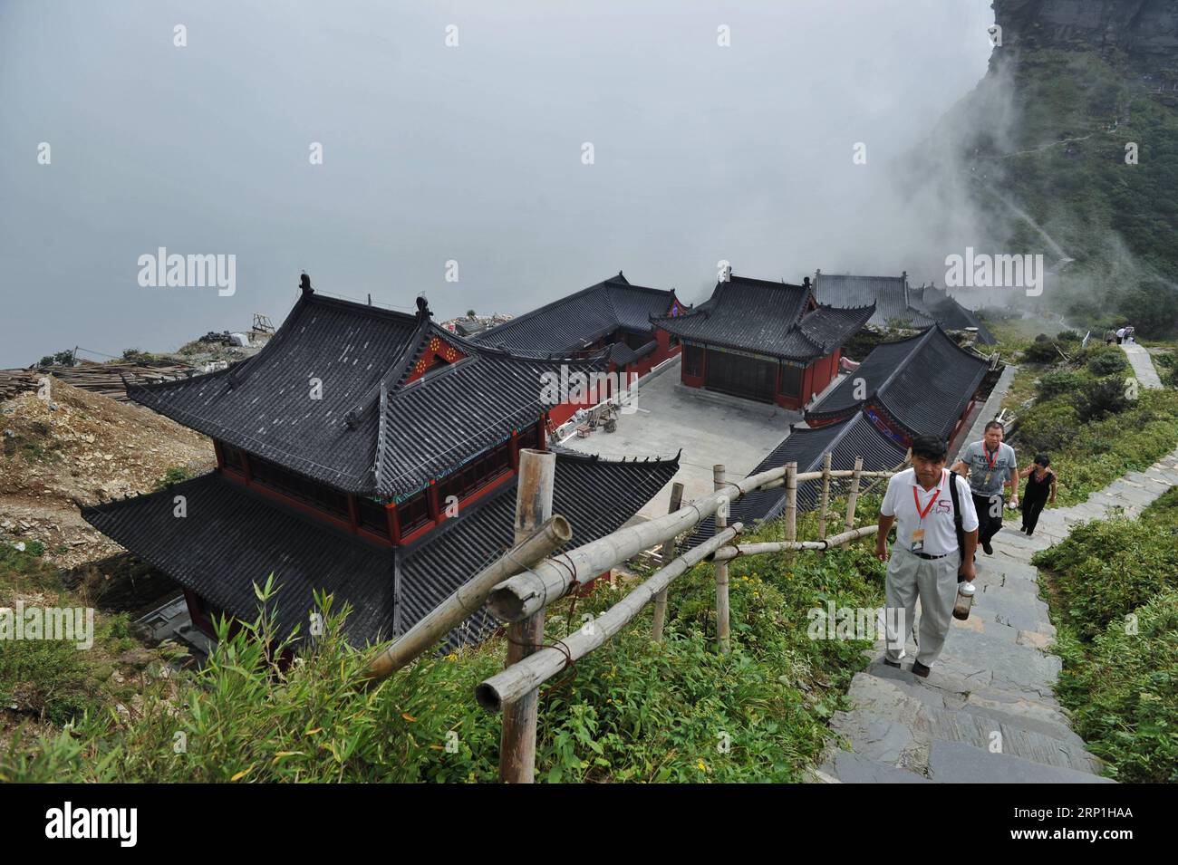(180707) -- GUIYANG, July 7, 2018 -- Tourists go sightseeing at the Mount Fanjingshan scenic spot in Tongren City, southwest China s Guizhou Province, Sept. 6, 2011. Mount Fanjingshan was inscribed on the World Heritage List on July 2, 2018 at the 42nd World Heritage Committee meeting in Bahrain. The ecosystem of Fanjingshan has preserved large numbers of ancient relict plants, rare and endangered creatures, as well as unique species. ) (sxk) CHINA-GUIZHOU-MOUNT FANJINGSHAN-WORLD HERITAGE (CN) OuxDongqu PUBLICATIONxNOTxINxCHN Stock Photo