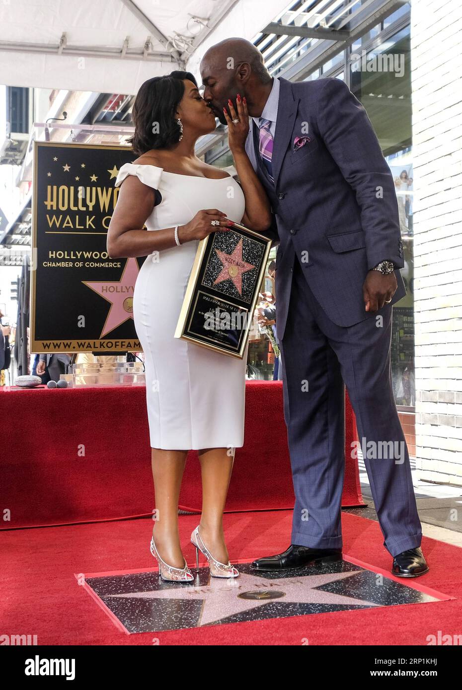 (180711) -- LOS ANGELES, July 11, 2018 -- American actress Niecy Nash kisses her husband Jay Tucker at her star dedication ceremony at the Hollywood Walk of Fame in Los Angeles, the United States, on July 11, 2018. ) U.S.-LOS ANGELES-NIECY NASH-STAR DEDICATION CEREMONY ZhaoxHanrong PUBLICATIONxNOTxINxCHN Stock Photo