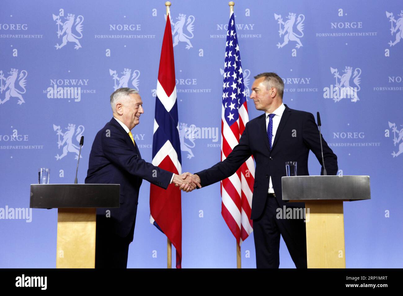 News Themen der Woche KW28 News Themen der Woche News Bilder des Tages (180714) -- OSLO, July 14, 2018 -- U.S. Secretary of Defense James Mattis (L) shakes hands with Norwegian Minister of Defence Frank Bakke-Jensen at a joint press conference in Oslo, Norway, July 14, 2018. Norway on Saturday reconfirmed its commitment to gradually increase defense spending to two percent of GDP in the North Atlantic Treaty Organization (NATO) during a visit by U.S. Secretary of Defense James Mattis to the Nordic country. ) NORWAY-OSLO-U.S.-DEFENSE MINISTER-VISIT LiangxYouchang PUBLICATIONxNOTxINxCHN Stock Photo