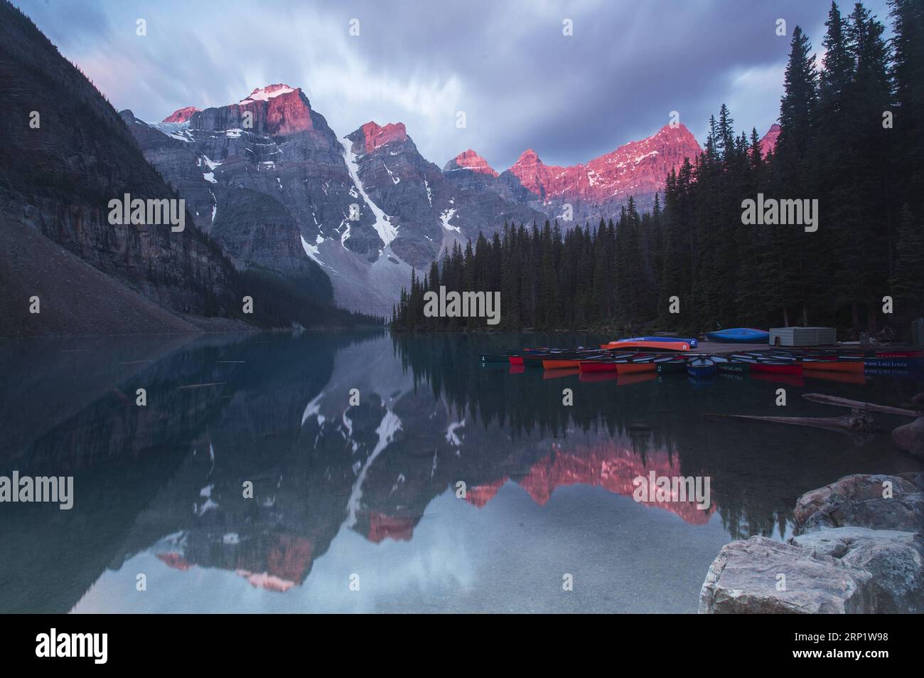 (180725) -- BANFF (CANADA), July 25, 2018 -- Photo taken on July 20, 2018 shows sunrise at the Moraine Lake in Banff National Park, Canada Rockies, Canada. Located in British Columbia and Alberta, Canadian Rockies are the Canadian parts of the Rocky Mountains, including Banff National Park, Jasper National Park, Yoho National Park and Kootenay National Park, which draws hundreds of thousands of visitors around the world every year. ) (hy) CANADA-ROCKY MOUNTAINS-SUMMER-SCENERY ZouxZheng PUBLICATIONxNOTxINxCHN Stock Photo
