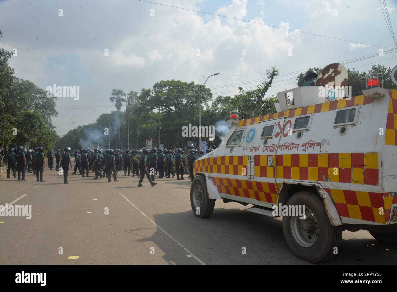 (180806) -- DHAKA, Aug. 6, 2018 () -- Police and an armored vehicle are seen during a demonstration for road safety in Dhaka, Bangladesh on Aug. 6, 2018. () (jmmn) BANGLADESH-DHAKA-PROTEST Xinhua PUBLICATIONxNOTxINxCHN Stock Photo