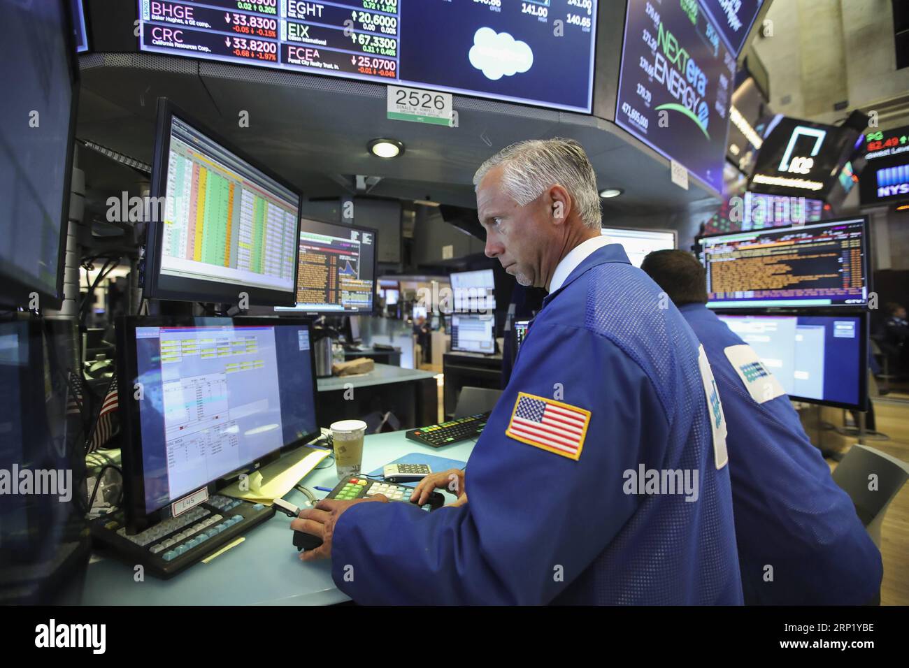 News Bilder des Tages (180806) -- NEW YORK, Aug. 6, 2018 -- Traders work at the New York Stock Exchange in New York, the United States, Aug. 6, 2018. U.S. stocks closed higher on Monday as investors digested a batch of second-quarter corporate earnings reports. The Dow Jones Industrial Average rose 39.60 points, or 0.16 percent, to 25,502.18. The S&P 500 increased 10.05 points, or 0.35 percent, to 2,850.40. The Nasdaq Composite Index rose 47.66 points, or 0.61 percent, to 7,859.68. ) U.S.-NEW YORK-STOCKS WangxYing PUBLICATIONxNOTxINxCHN Stock Photo