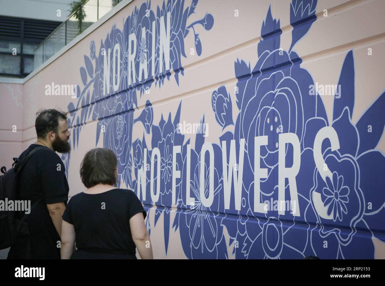 (180810) -- VANCOUVER, Aug. 10, 2018 -- People look at the mural during the third annual Vancouver Mural Fstival in Vancouver, Canada, Aug. 9, 2018. Artists all around the world participated in the 3rd annual Vancouver Mural Festival, the city s largest outdoor public art exhibition, which transformed the alleys, buildings and walls into their stages of presentation. ) (wtc) CANADA-VANCOUVER-MURAL FESTIVAL LiangxSen PUBLICATIONxNOTxINxCHN Stock Photo