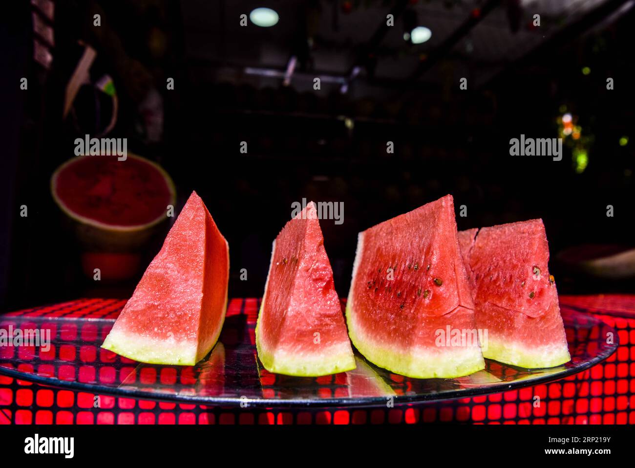 (180810) -- URUMQI, Aug. 10, 2018 -- Sliced watermelon is seen at a bazaar in Urumqi, northwest China s Xinjiang Uygur Autonomous Region, Aug. 9, 2018. Xinjiang, enjoying the long sunshine duration and large temperature difference, is famous for its bounty of fruits, including grapes, melons, pears, etc.. ) (wyo) CHINA-XINJIANG-FRUITS (CN) ZhaoxGe PUBLICATIONxNOTxINxCHN Stock Photo