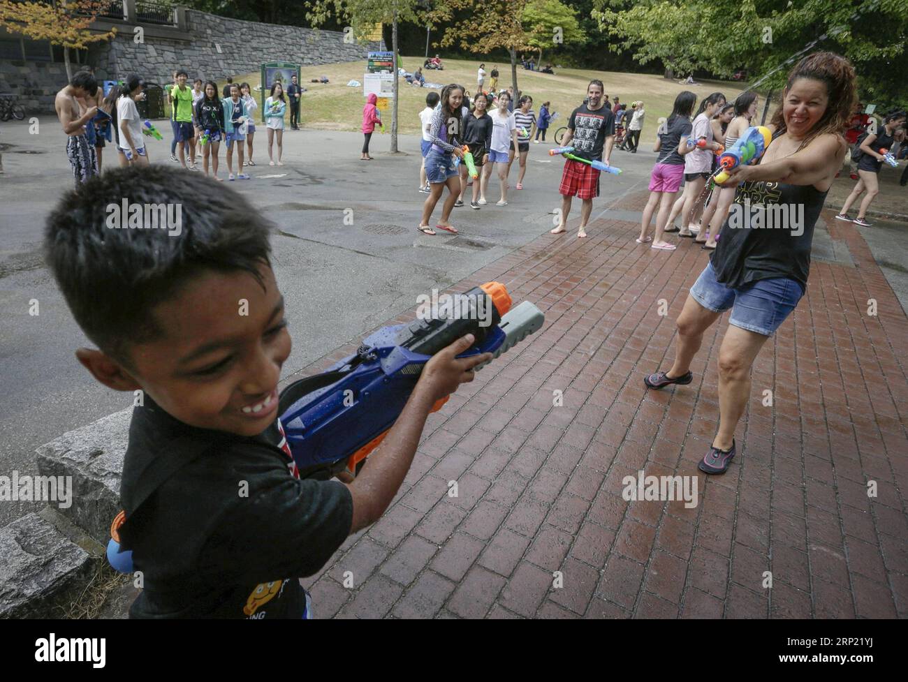 (180812) -- VANCOUVER, Aug. 12, 2018 -- People enjoy the annual water fight at Stanley Park in Vancouver, Canada, on Aug. 11, 2018.) (qxy) CANADA-VANCOUVER-WATER FIGHT LiangxSen PUBLICATIONxNOTxINxCHN Stock Photo